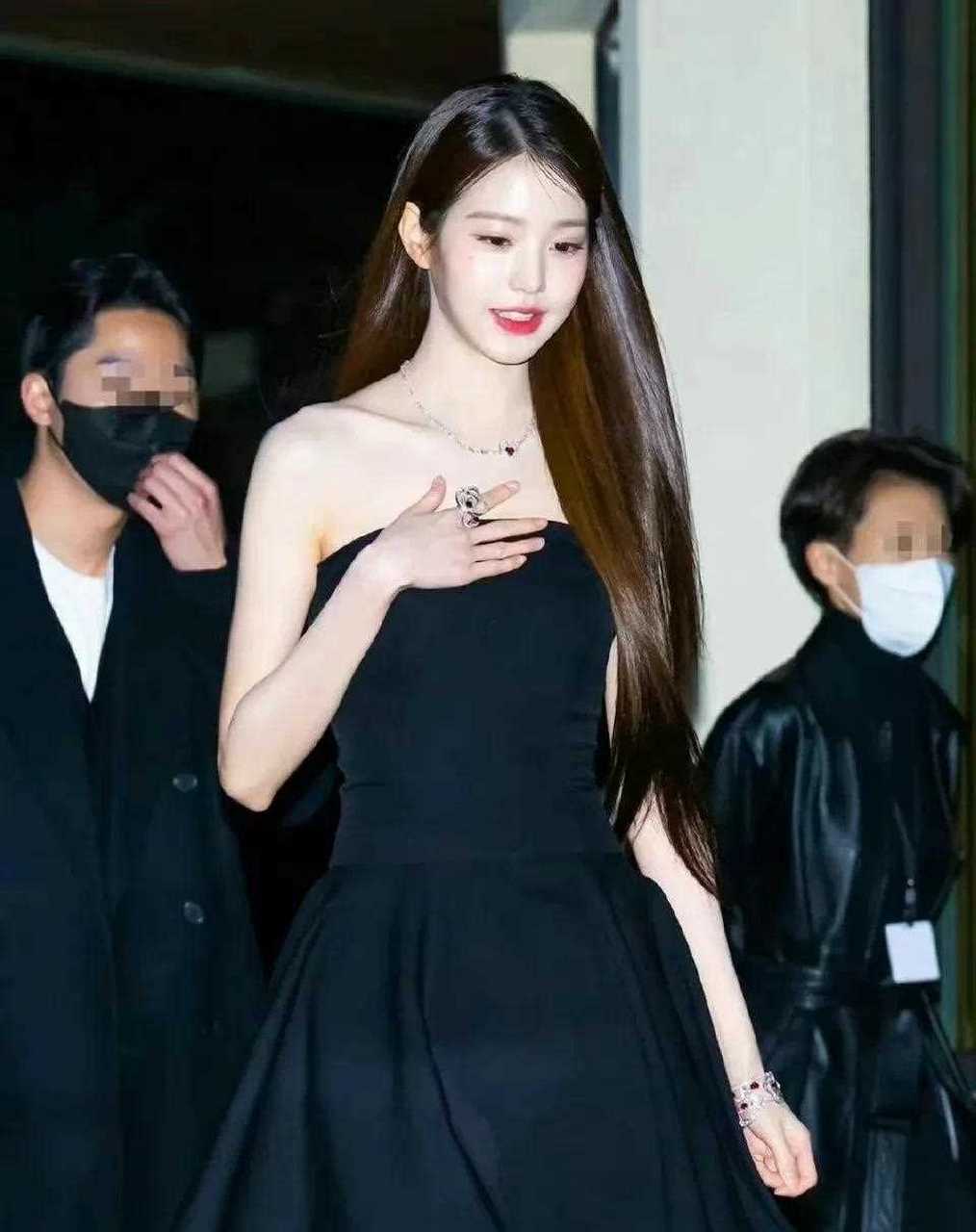 张元英出席活动视频惊爆网络,一头长直发,是众男生"梦中女孩"的样子