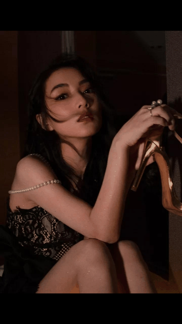 gif创作人# 中国内地新晋女演员叶可儿,近期与吴亦凡传出的新恋情