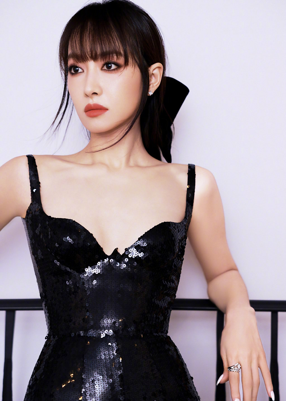 宋茜星光大赏第二套造型,亮片和羽饰的完美融合,今晚最为凌厉而迷人的