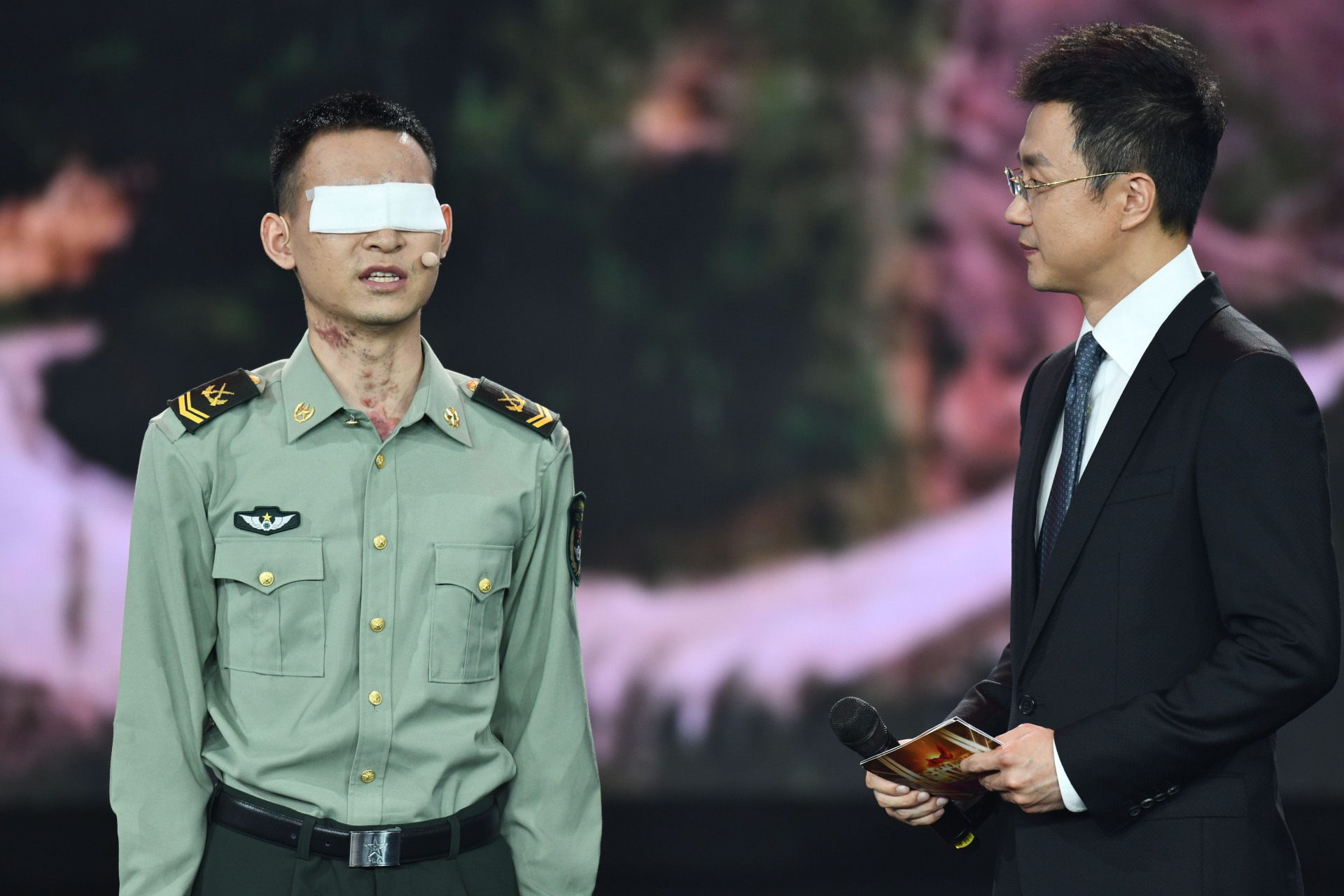 "排雷英雄"杜富国:失去双手双眼荣获一等功,如今享受何待遇?