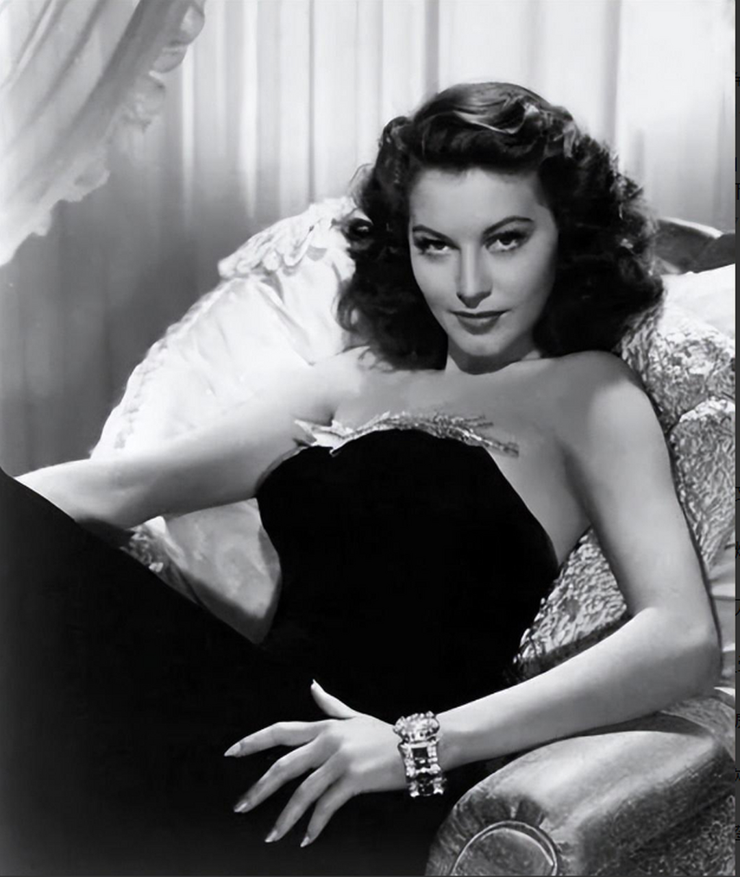 "快脱衣服"1941年,美女间谍贝蒂在被发现前,脱掉衣服扑向搭档 1941年