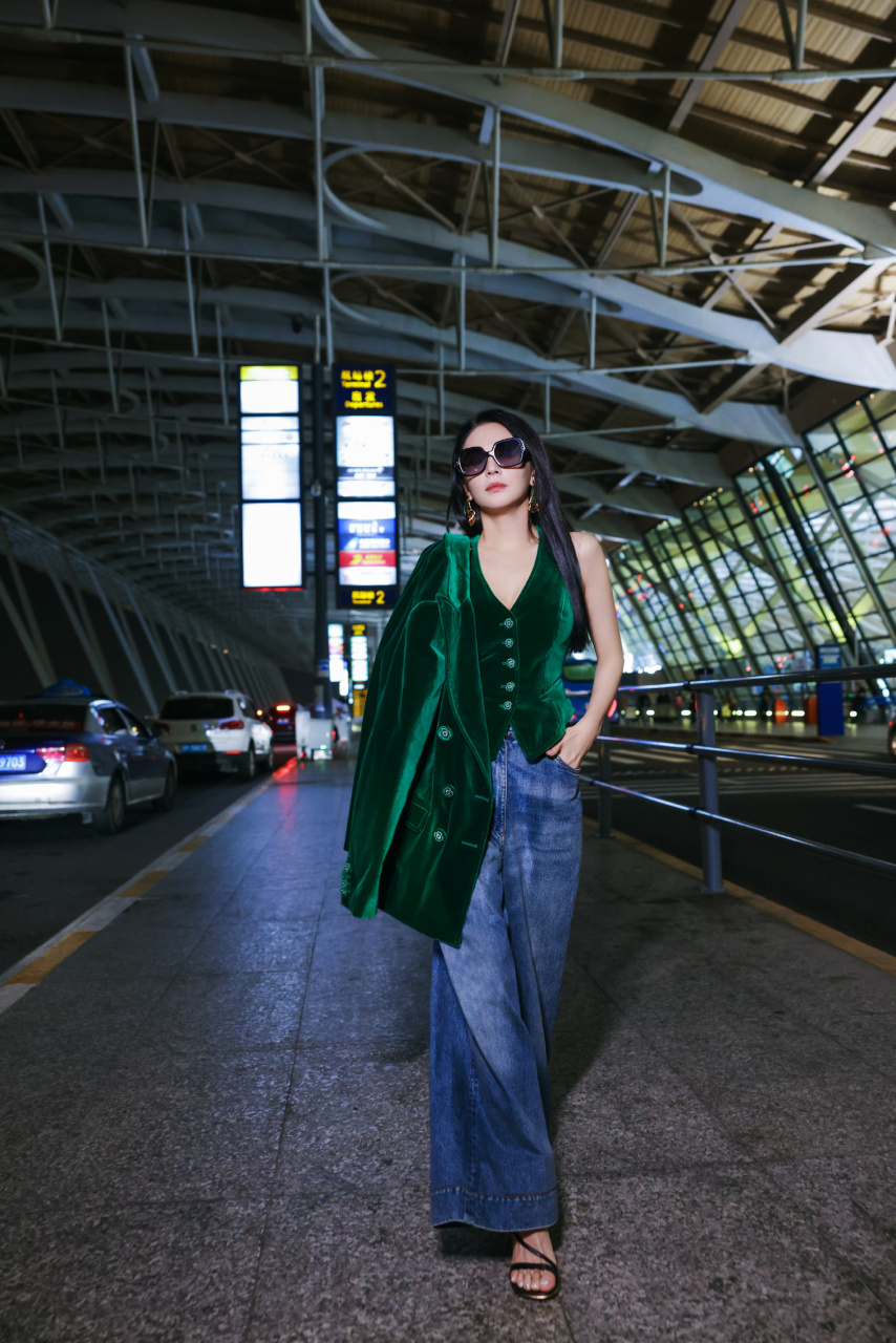 张雨绮 出发米兰时装周机场街拍,绿丝绒西装外套搭配阔腿牛仔裤,早秋