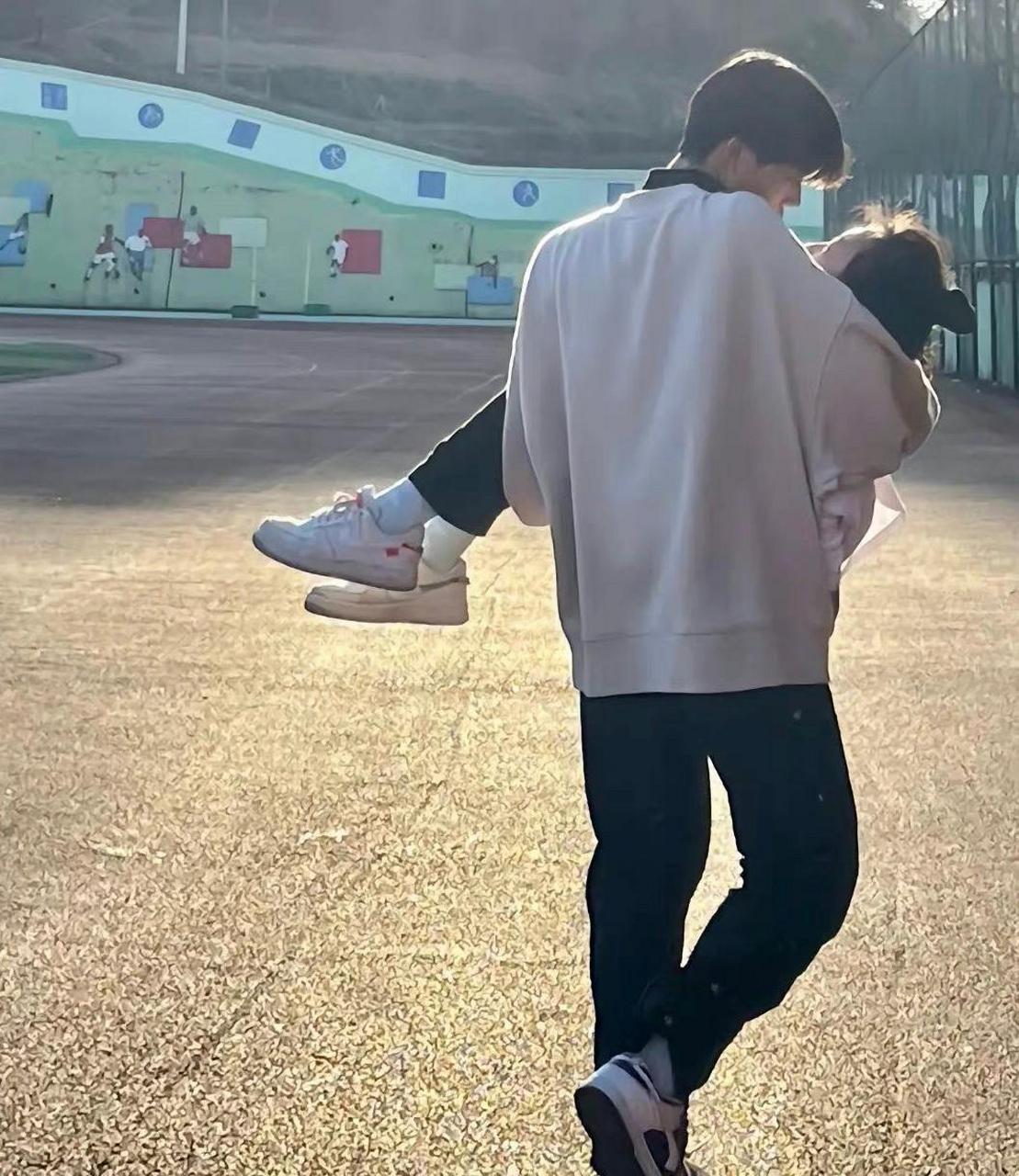 女生跑步晕倒,男生抱起走向医务室,这天作之合的背影谁看谁酸?