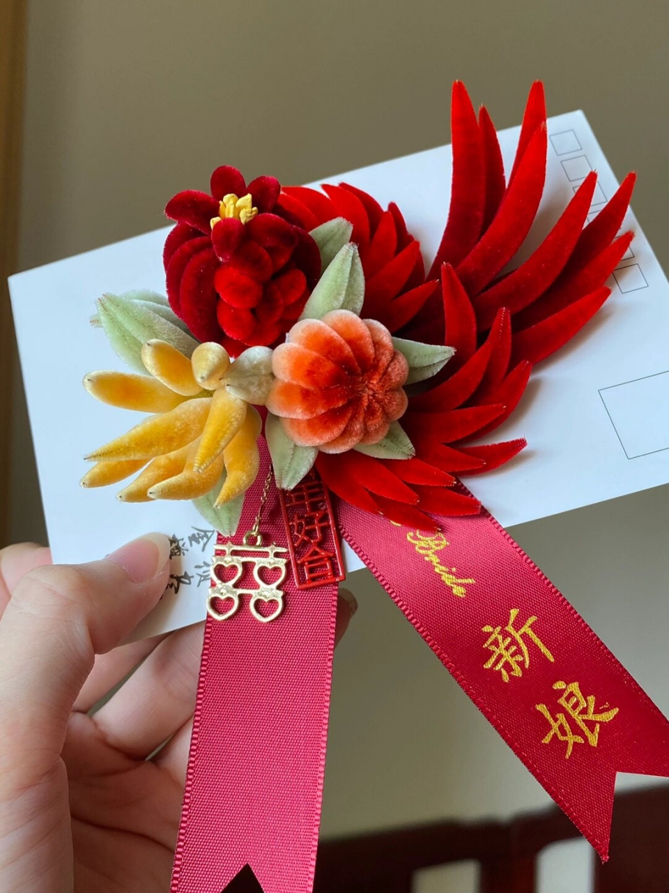 其细腻的手工制作和丰富的色彩搭配,让新娘胸花更显精美绝伦