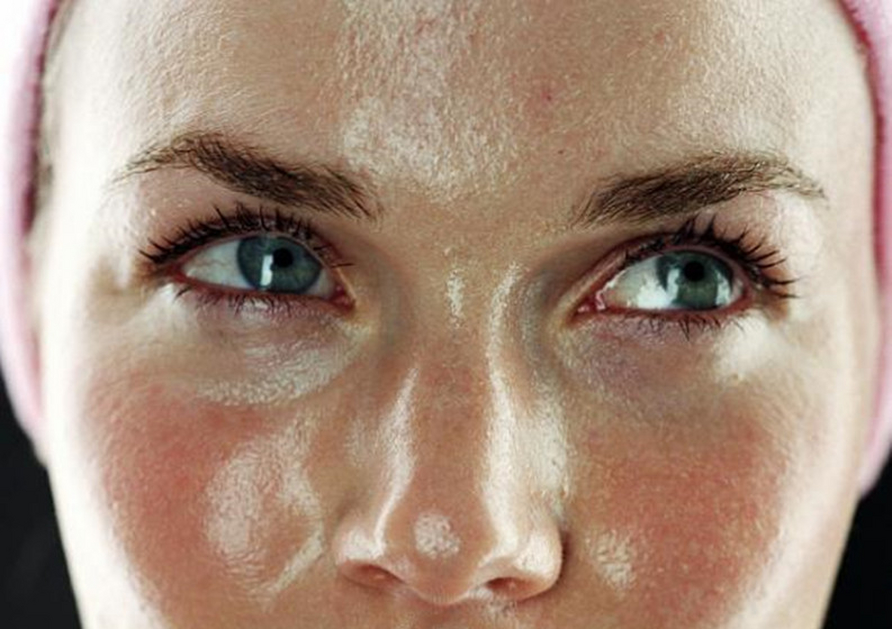 ①:气温的转变导致肌肤失衡,从而脸部出油 现在的时节刚好是夏末秋初