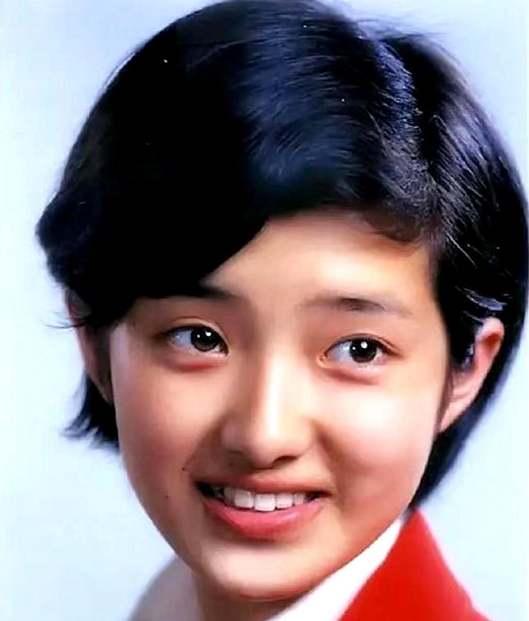 年轻时的巩俐和山口百惠笑起来很像,都有迷人的小虎牙.