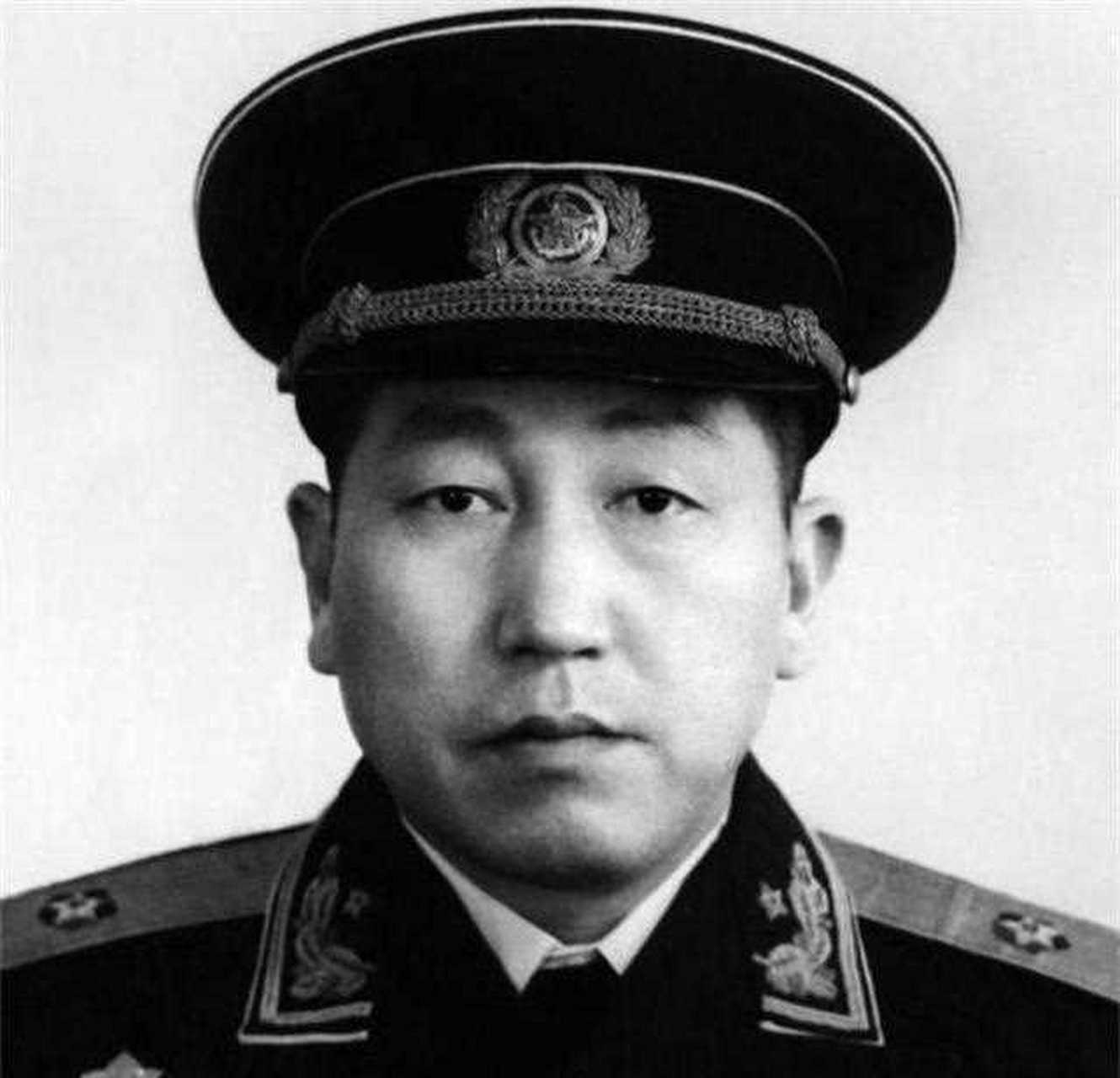 郑国仲出生在湖北黄安的一个贫困农户家庭里,1927年11月黄麻起义爆发