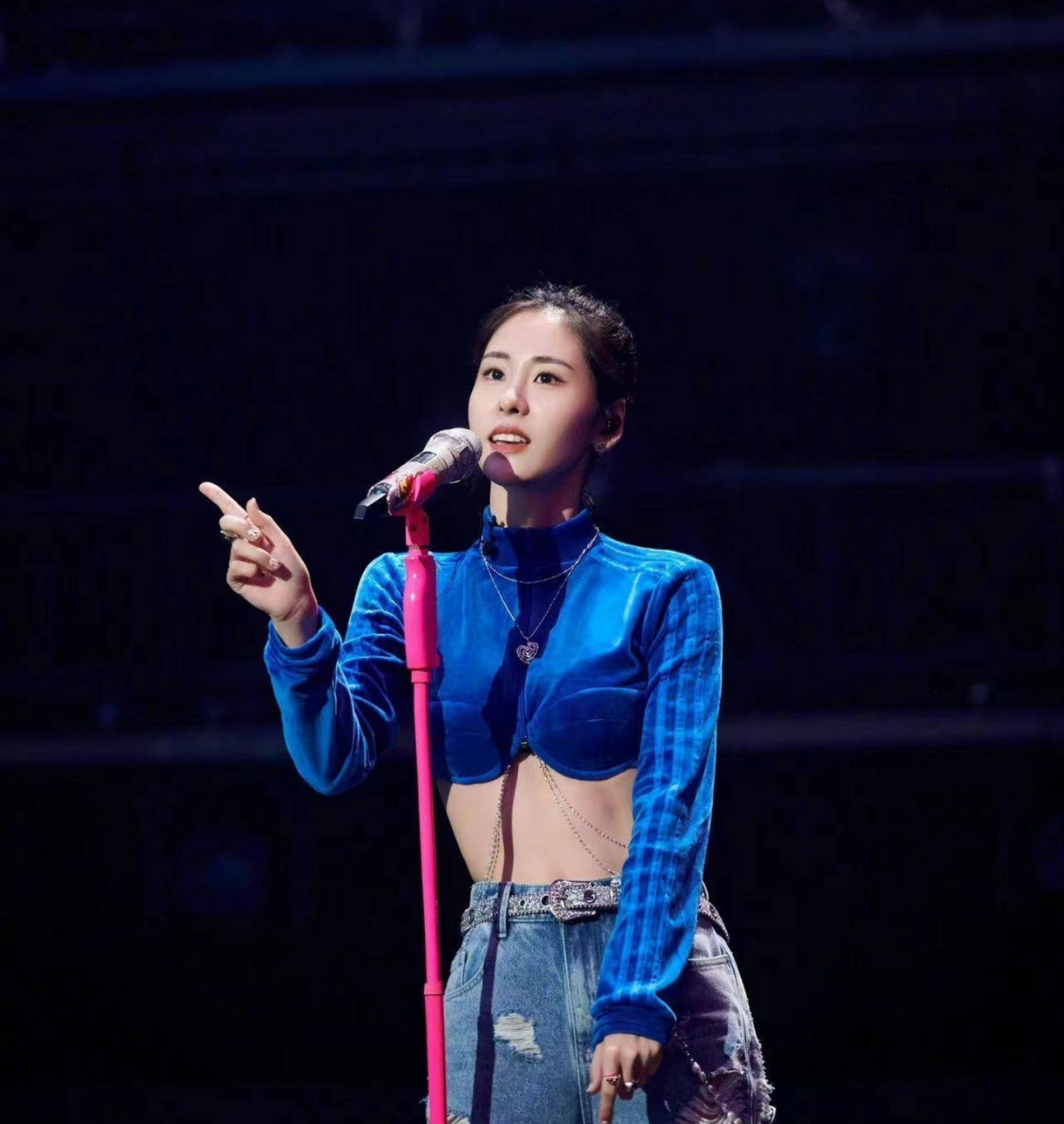 网友爆料,歌手华晨宇给张碧晨生的孩子做了两次亲子鉴定.