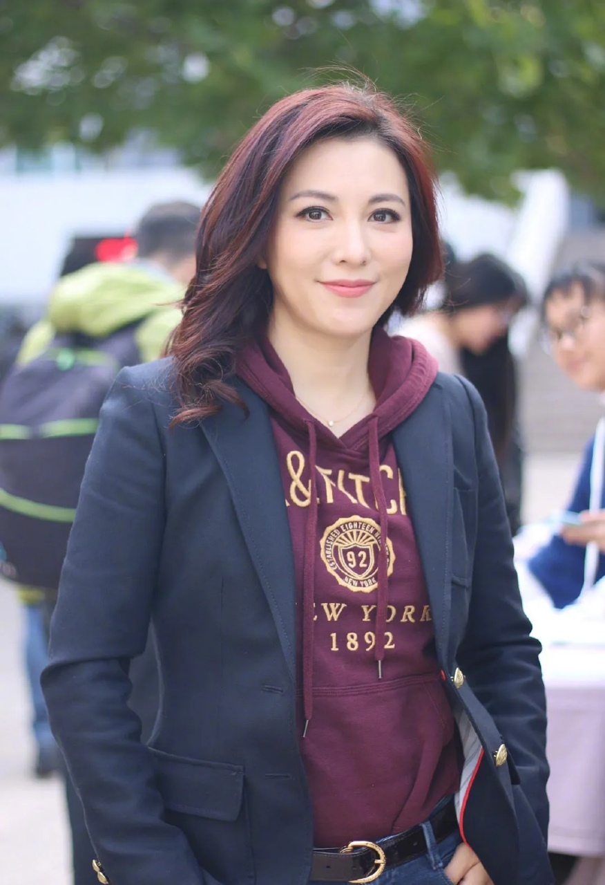 用连帽卫衣&牛仔裤来弱化黑色西装的严谨正式感,让造型更减龄休闲,既