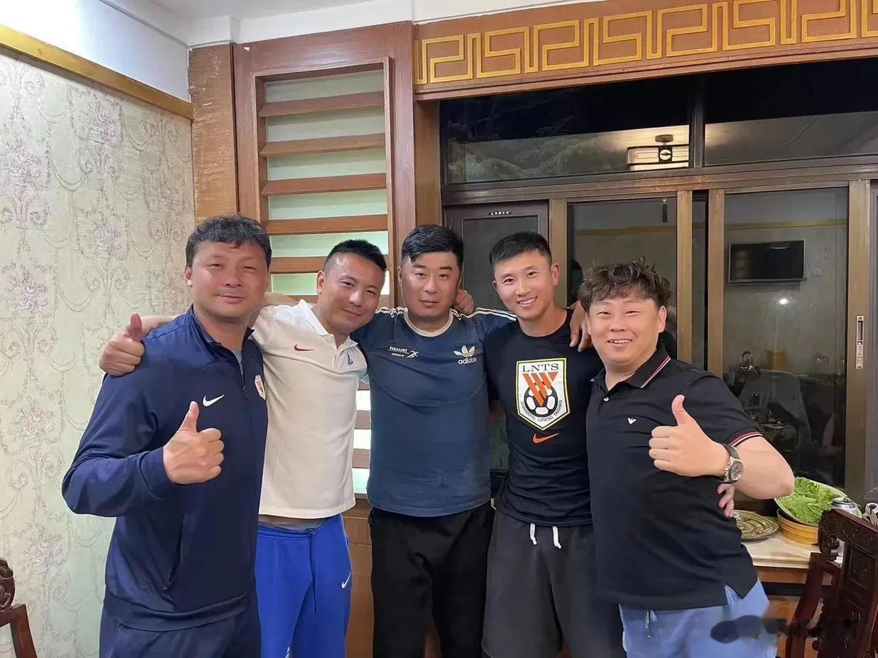 白酒1斤,啤酒1箱周海滨,白酒1斤半,啤酒随便灌汪强:我喝酒看心情韩鹏