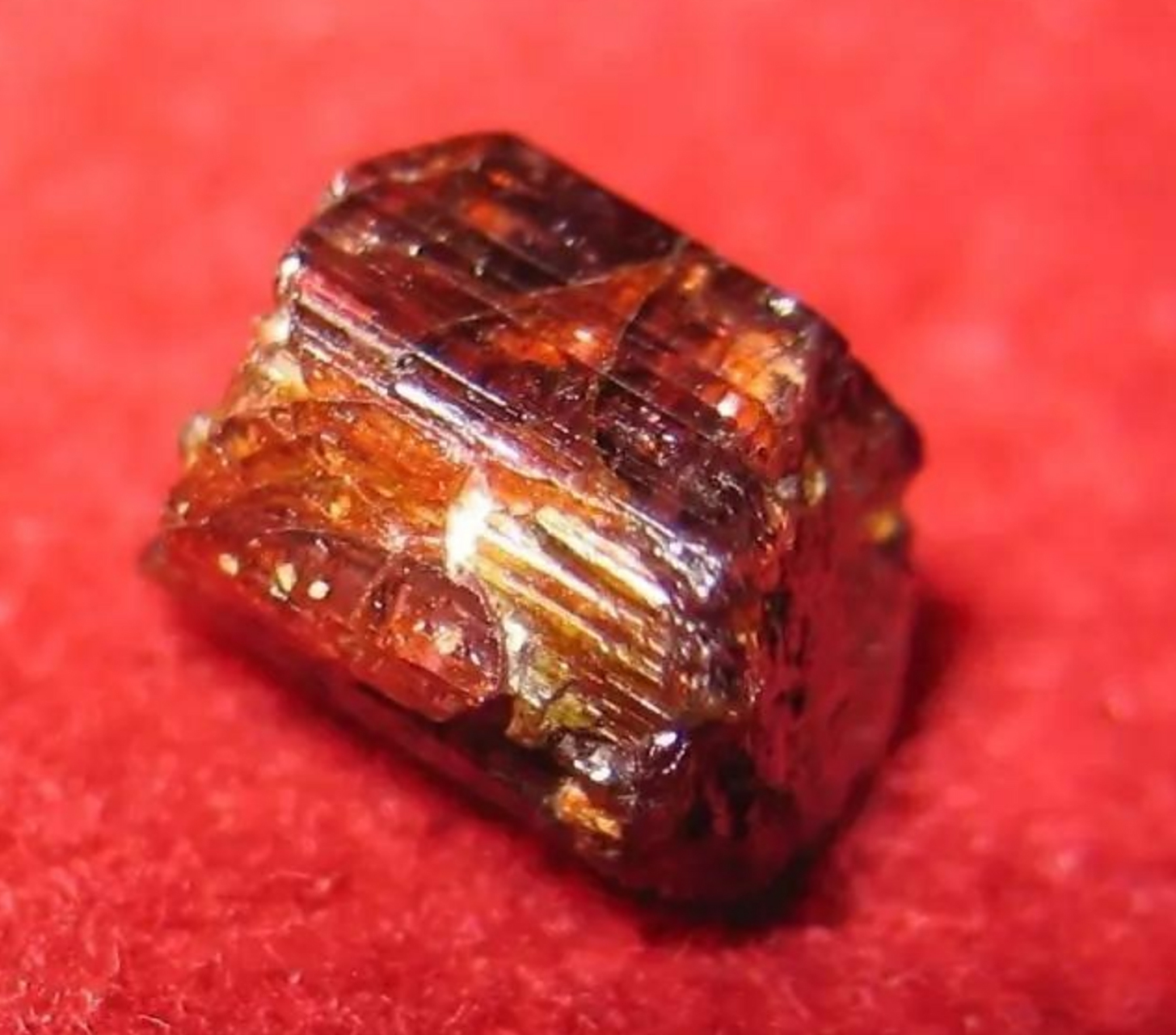 翡翠百科# 红硅硼铝钙石(painite)20000 元/克拉  红硅硼铝钙石,衙
