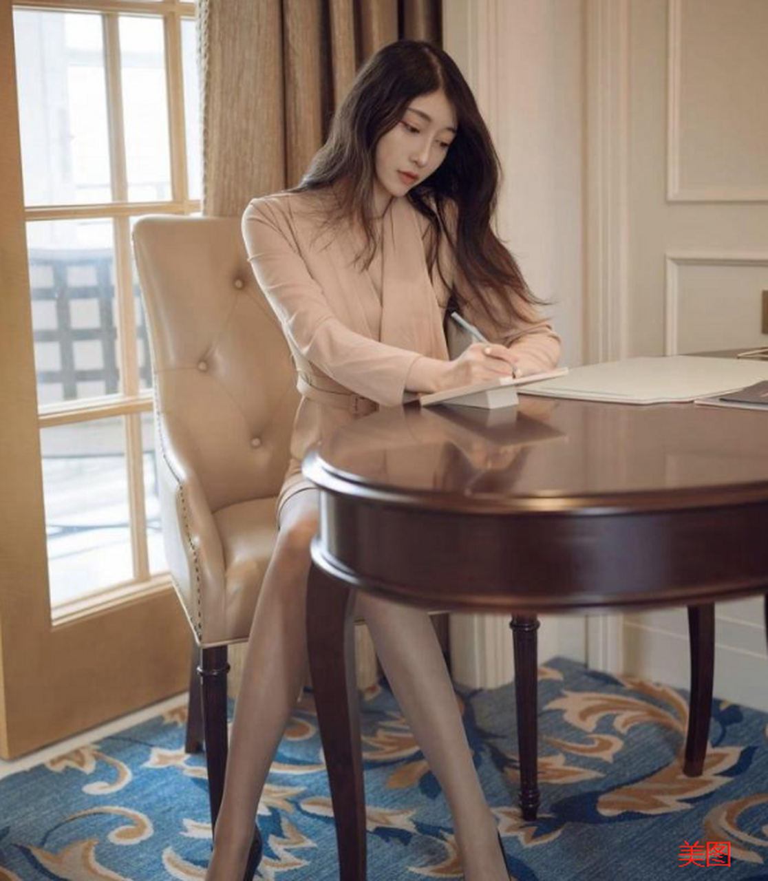 咖啡色丝袜短裙美女穿搭颜值超高身材亮眼