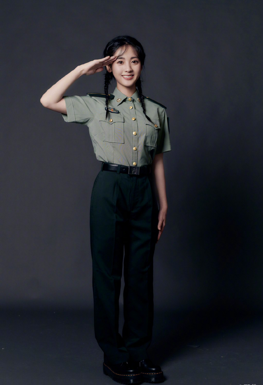 邢菲军装造型,一身军装麻花辫,英气十足.