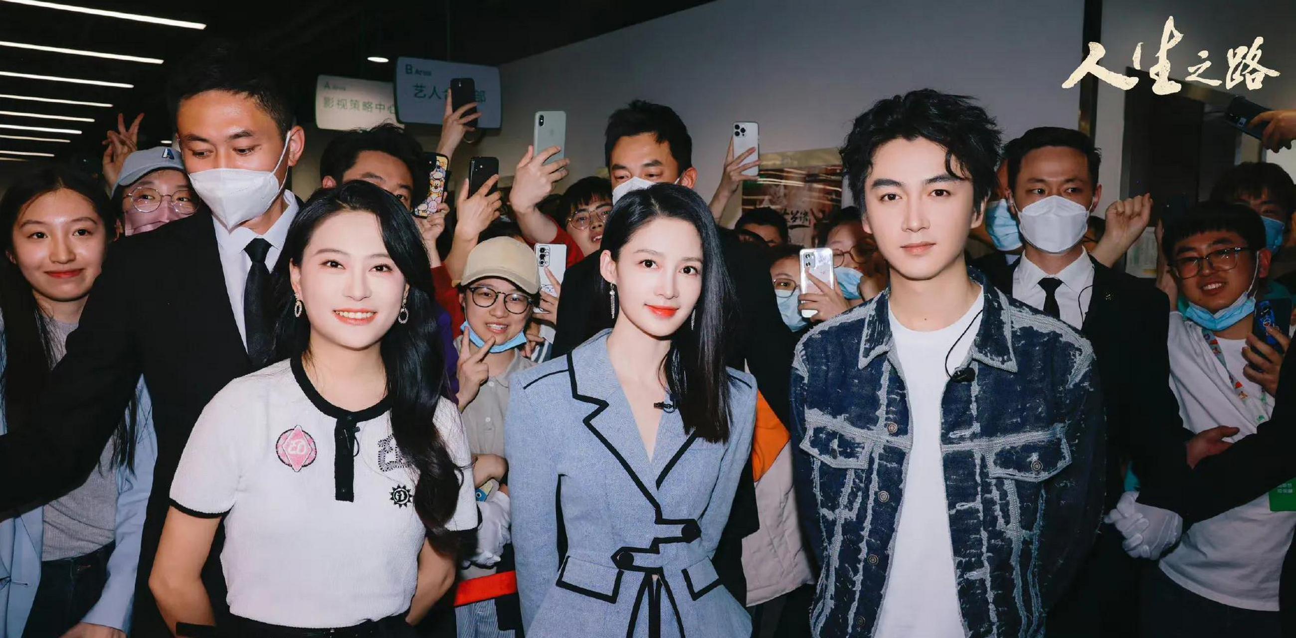 ��补了一下陈晓和李沁的《人生之路》桃厂扫楼直播.主持人问他