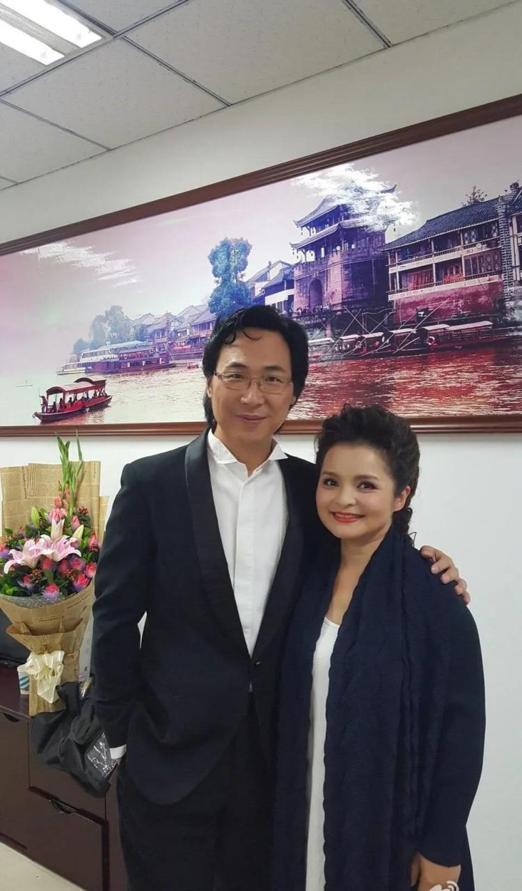 体量小爆发力大,这就是歌唱家吴碧霞给人的印象.