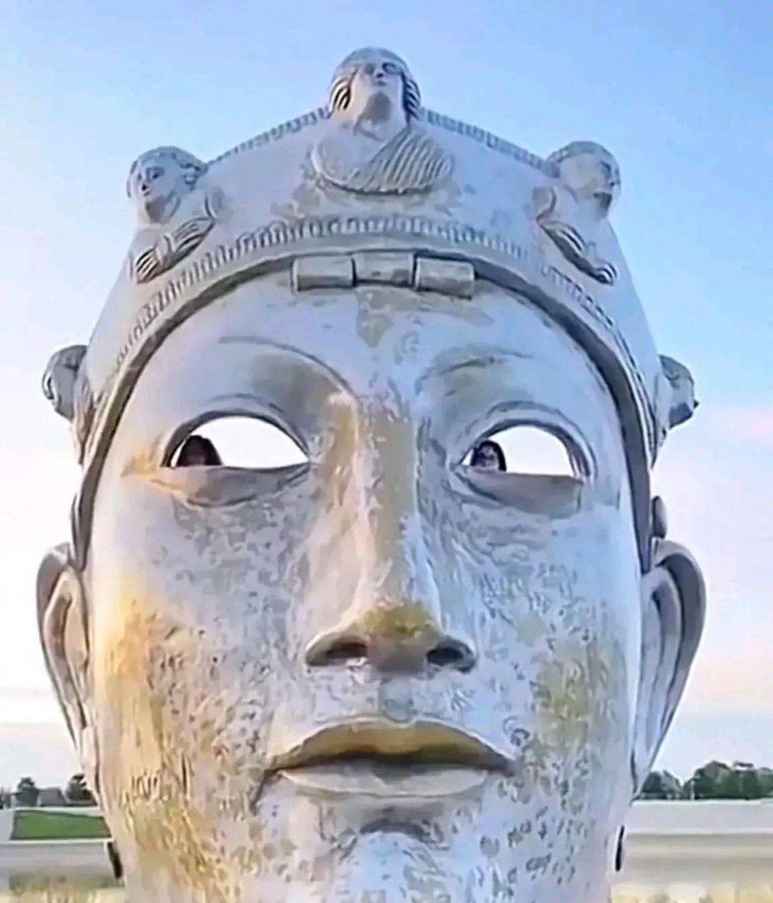 怪吓人的,这个人脸雕像眼睛还会动