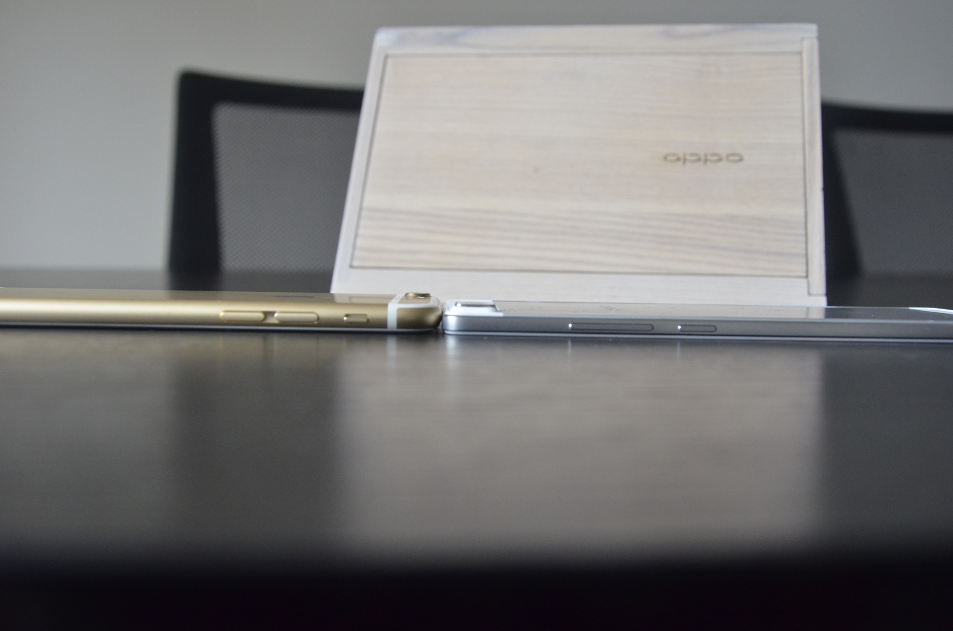 找到一组2014年拍摄的oppo r5,当时的国产手机以轻薄为美,这款手机做