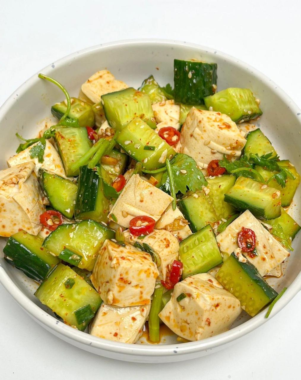 给你分享凉拌豆腐黄瓜|||天气太热了,吃点清清爽爽的凉拌菜 【凉拌