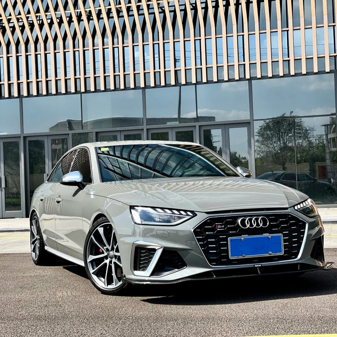 2021年奥迪s4宝刀未老  车身一侧有补漆,带bo音响,音响效果极佳.