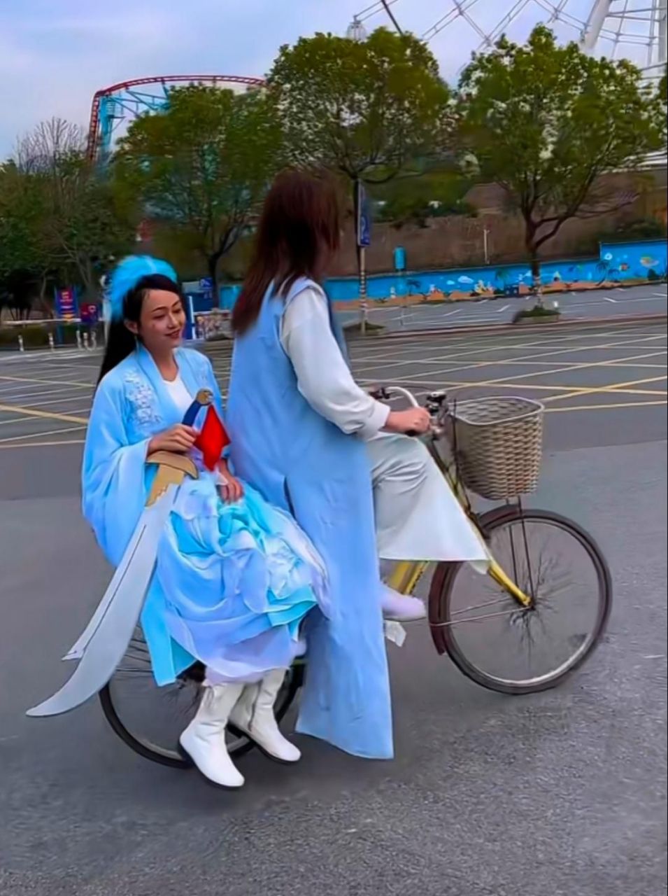 第二梦聂风骑着单车又出来溜达了,风说,头发有点碍事,一个劲的甩头.