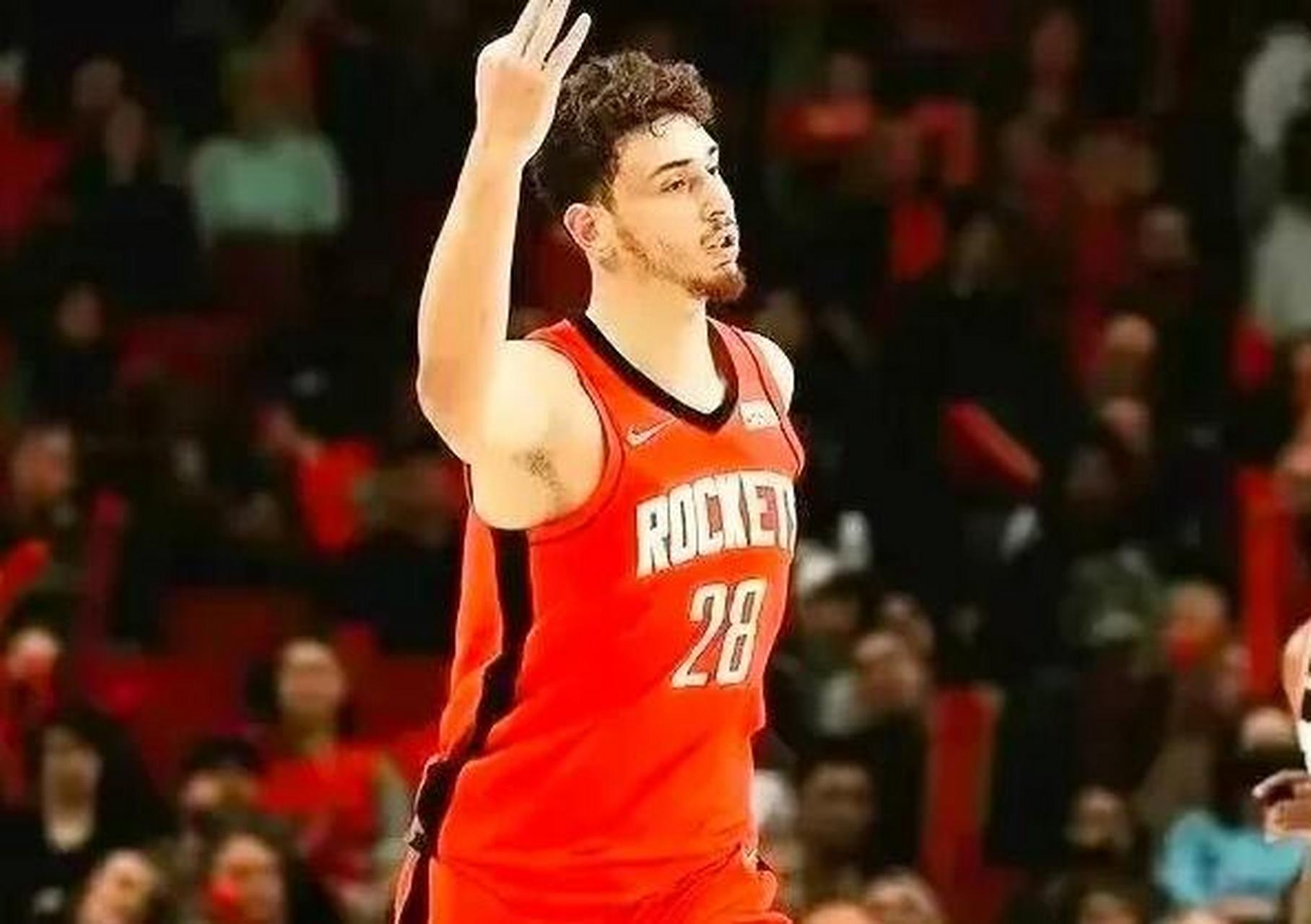 nba火箭队首发中锋球员申京接受随队记者采访,公开表示随时欢迎球星