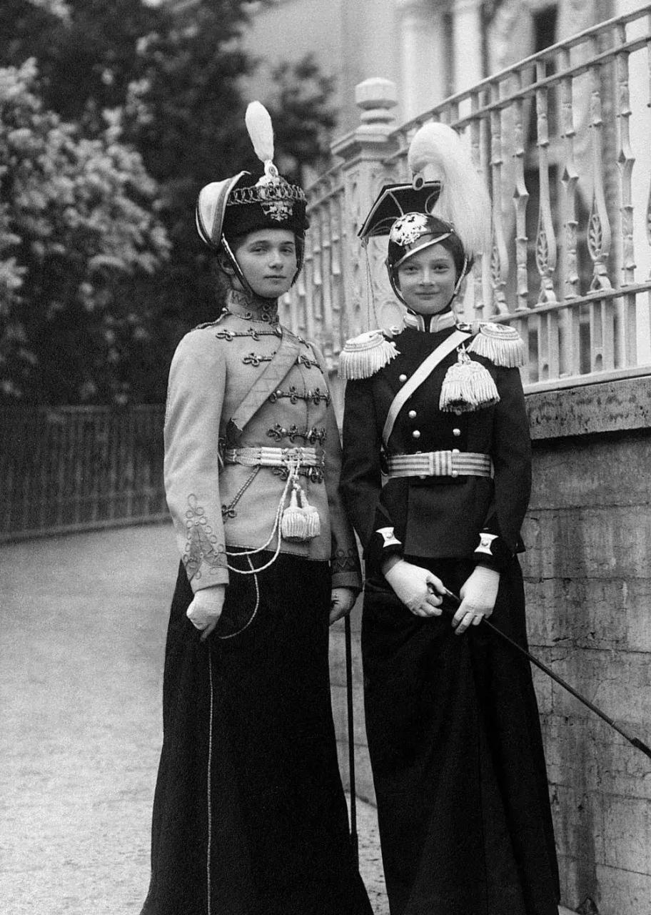 1913年,这张照片上是末代沙皇尼古拉二世的两个女儿,其中左边的那位是