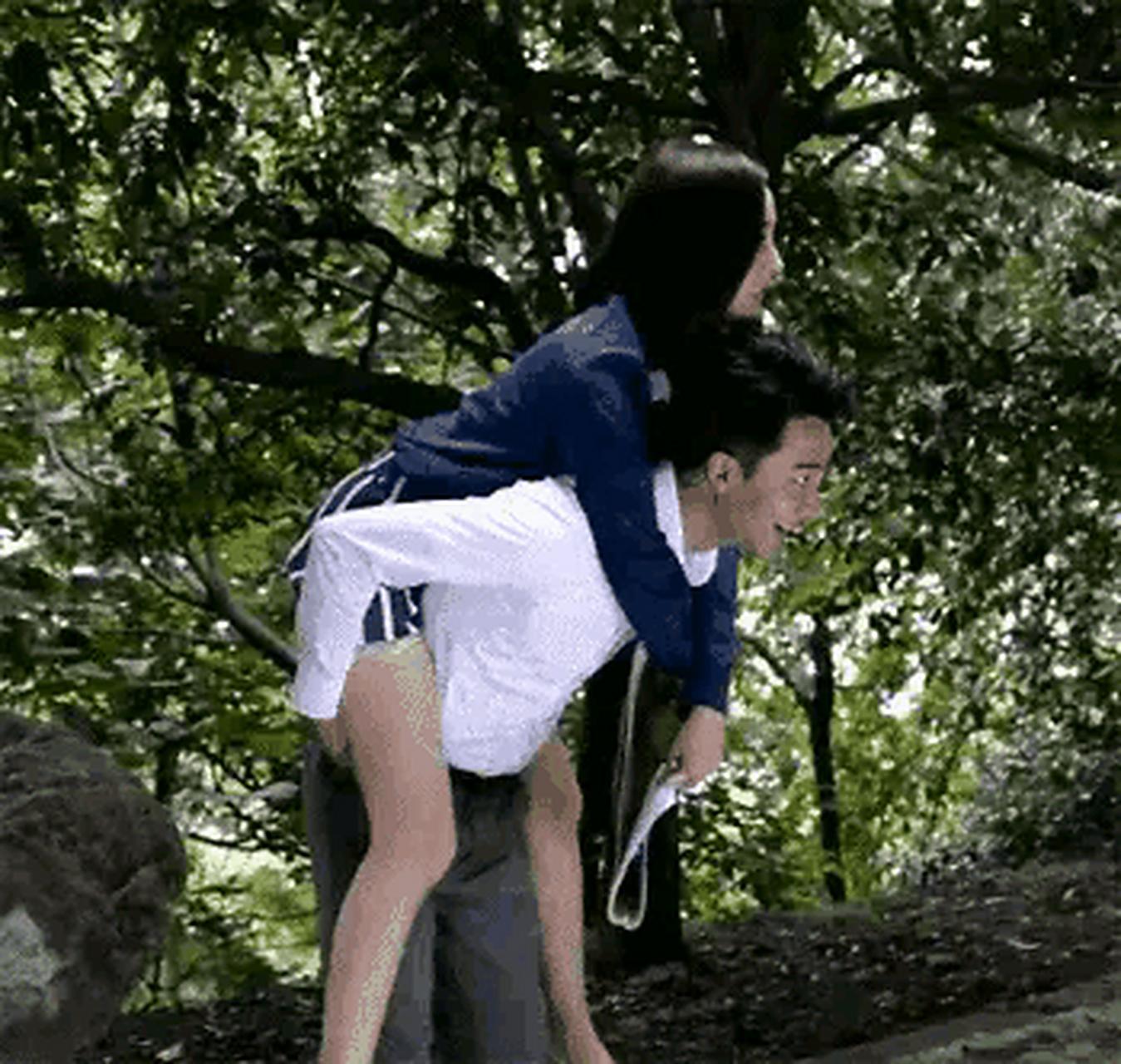 看到有人说黄轩这是给杨幂拉裙子以防走光,摆明就是在说谎