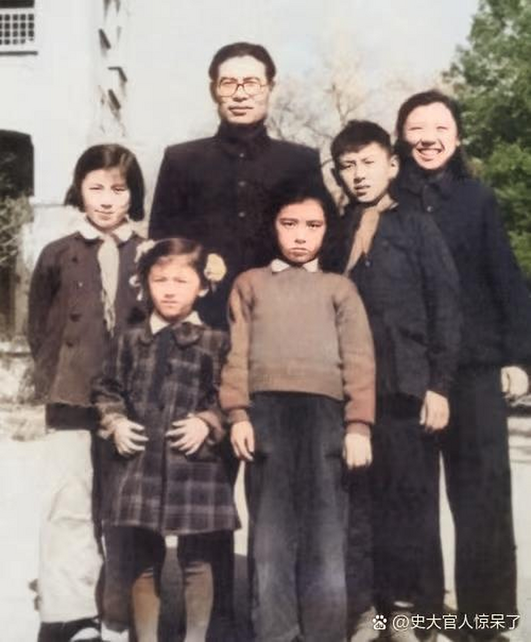 1952年春天,高岗和他的妻子李力群与他们的孩子在沈阳的家中合影.