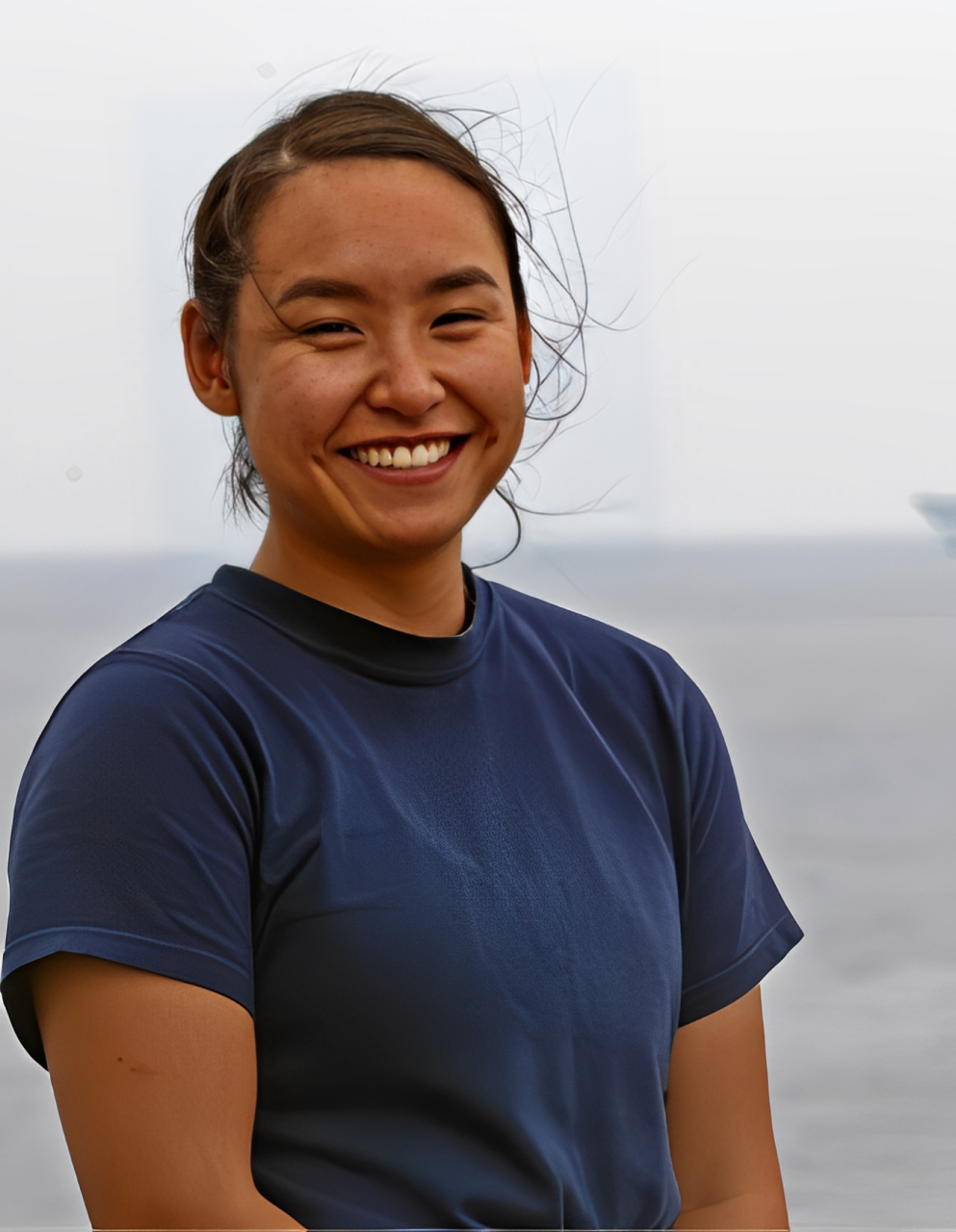 2002年,郑浩儿跟着父母去了美国,并在美国服役,她还