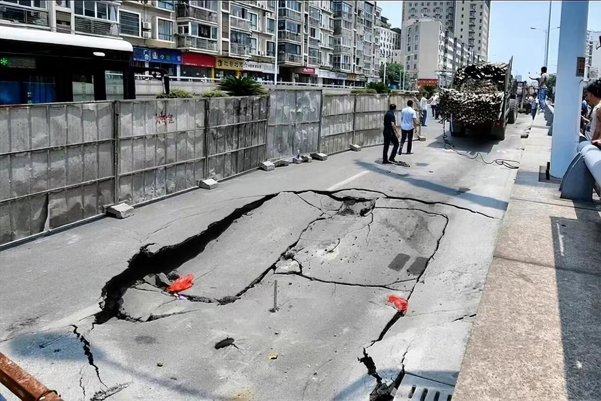 天津地面莫名下沉,挺可怕的,可以看出有的地面凹陷,有的地方拱起,附近