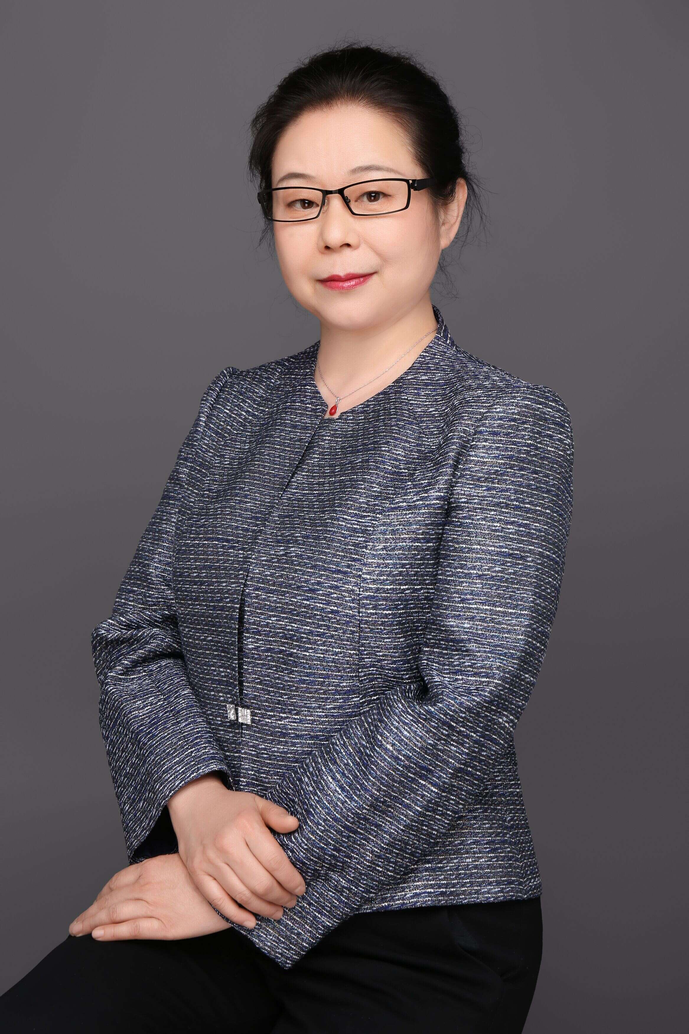 大家好,我是赵红,北京公立三甲医院妇科专家,主任医师,有着近四十年