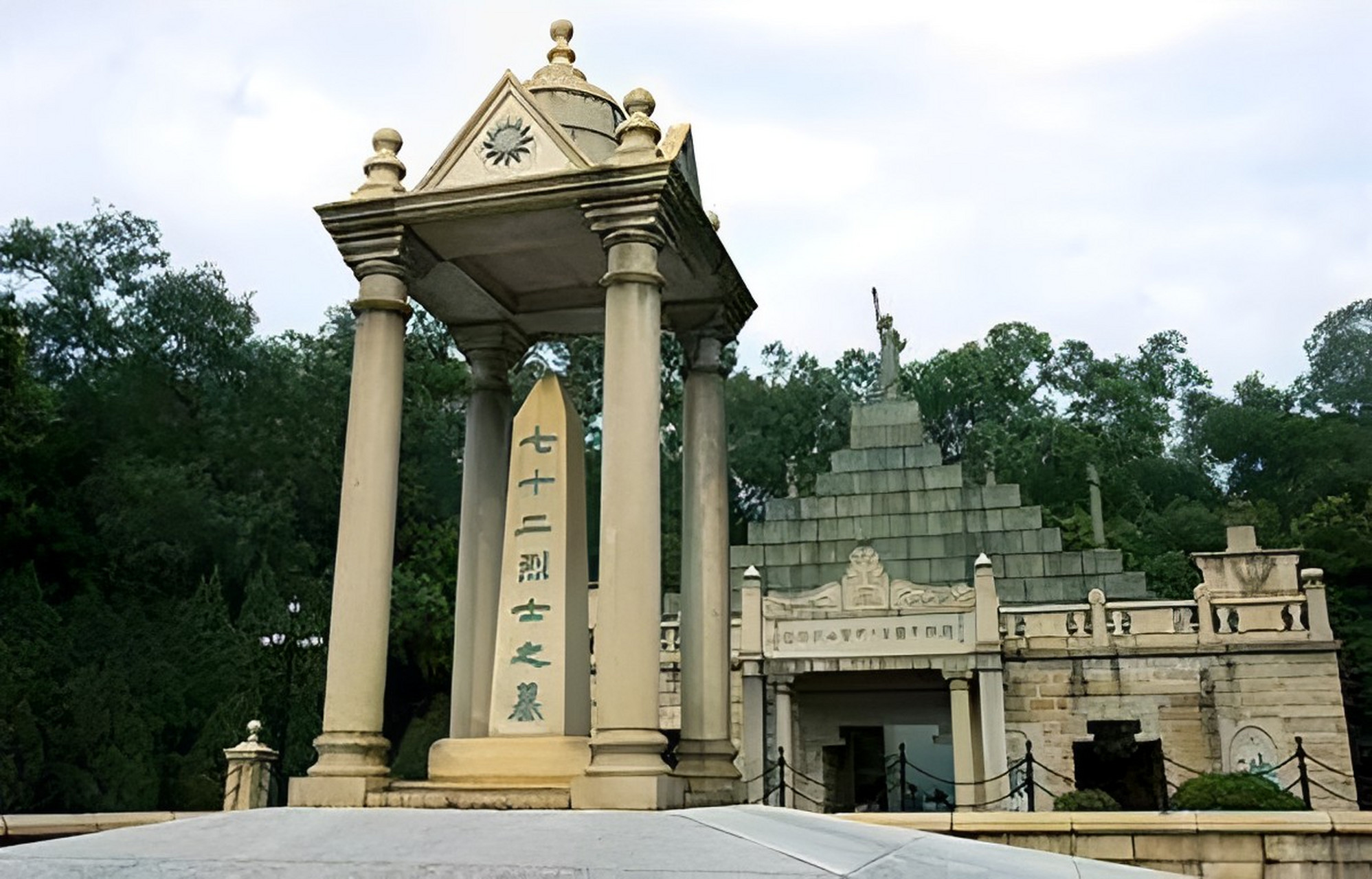 不幸的是,他们被俘虏戴上了手铐和脚镣,但他们的眼神始终坚定而豪迈.