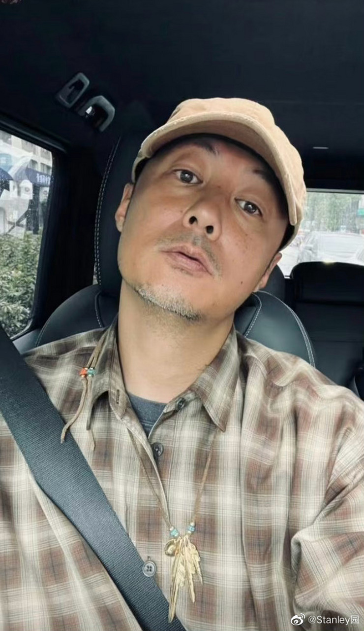 近日,41岁的香港演员余文乐的新照片在网上引发了关注.