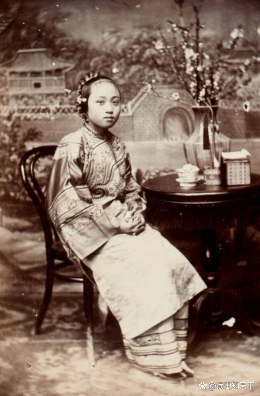 这位年轻的女子是大户人家的小姐,装束精致,气质优雅,落落大方,是很多