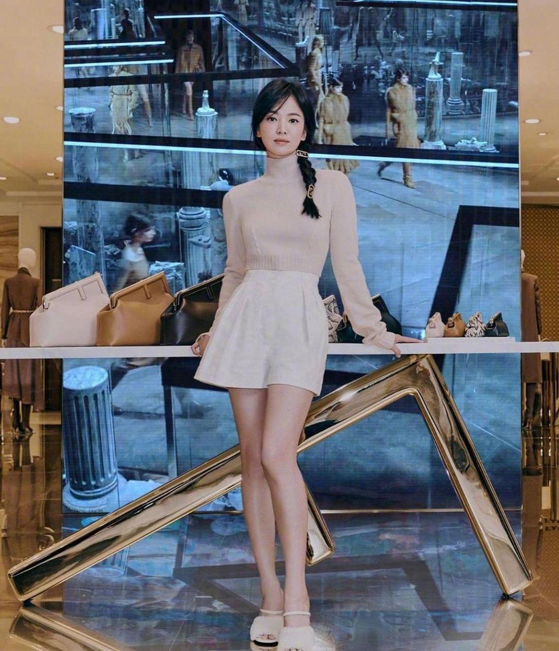 宋慧乔现身首尔出席fendi品牌活动.