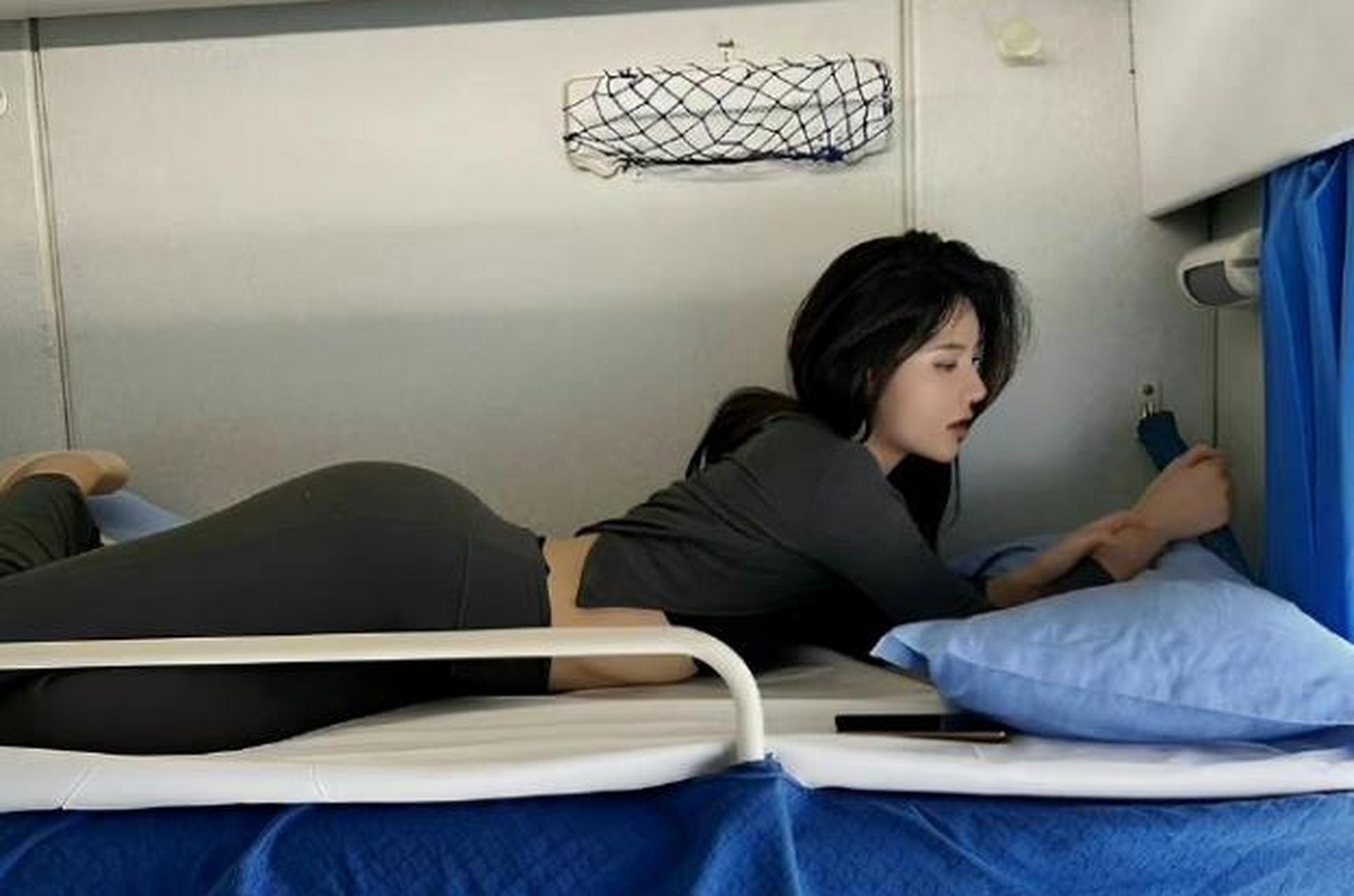 五一假期回家,在卧铺偶遇美女,我眼睛都不知道该往哪放!