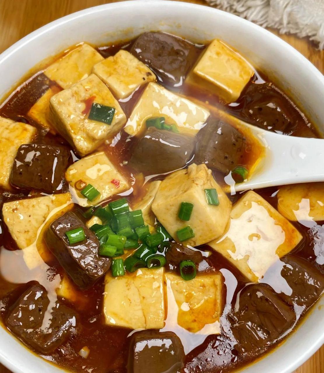 猪血炖豆腐这样做,巨下饭[樱花] 配着汤汁真的别提多下饭了[樱花]