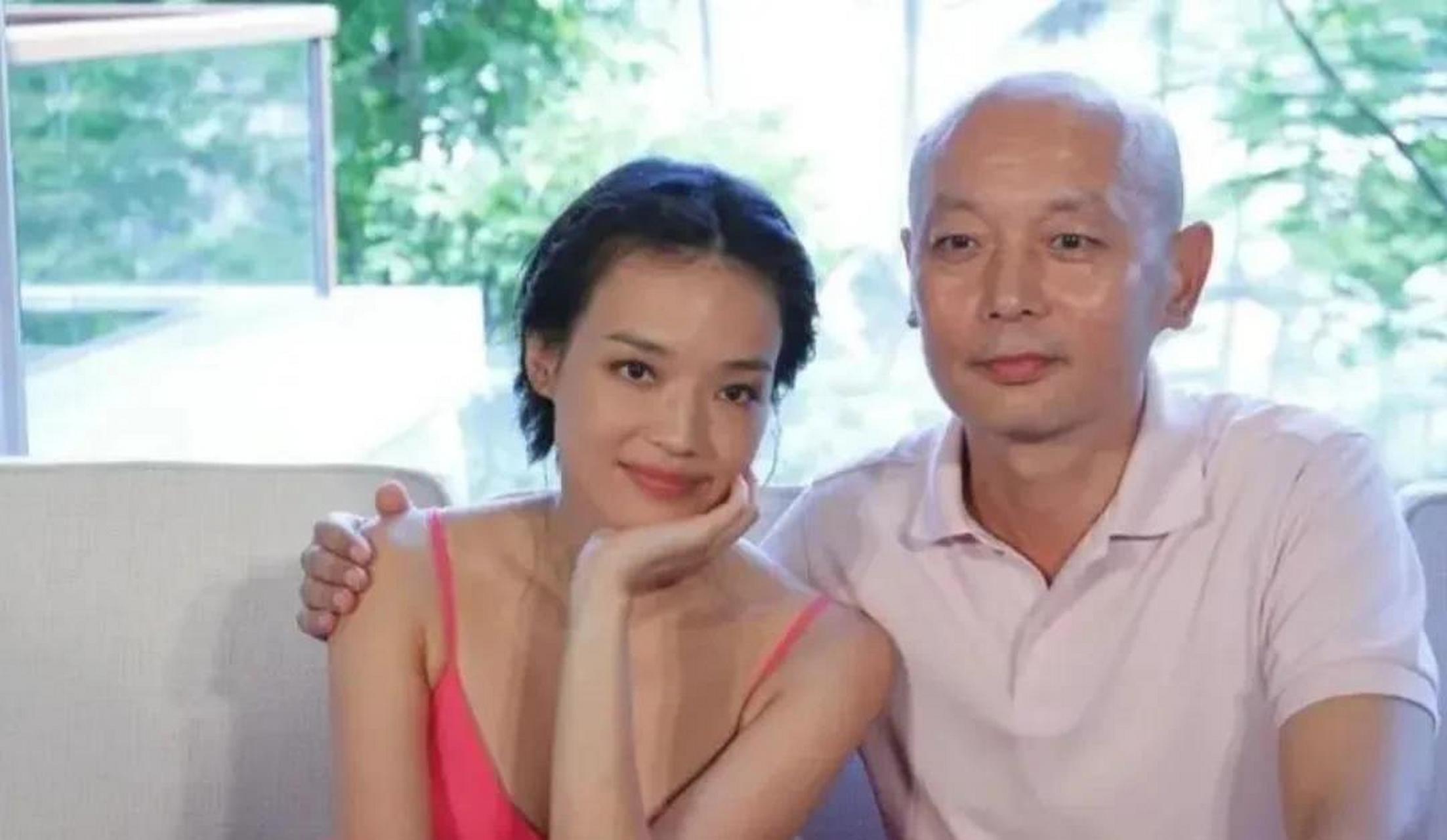 时,剧本有非常多的吻戏,葛优很难为情,对冯小刚说:"我比舒淇大19岁,下