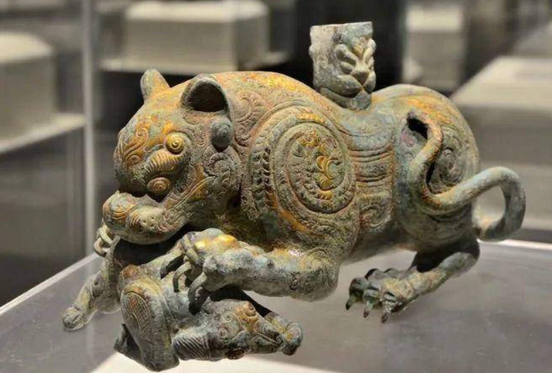 重逢巴蜀# 三星堆金箔虎形饰源自中国四川省的三星堆遗址,是一件烦＃