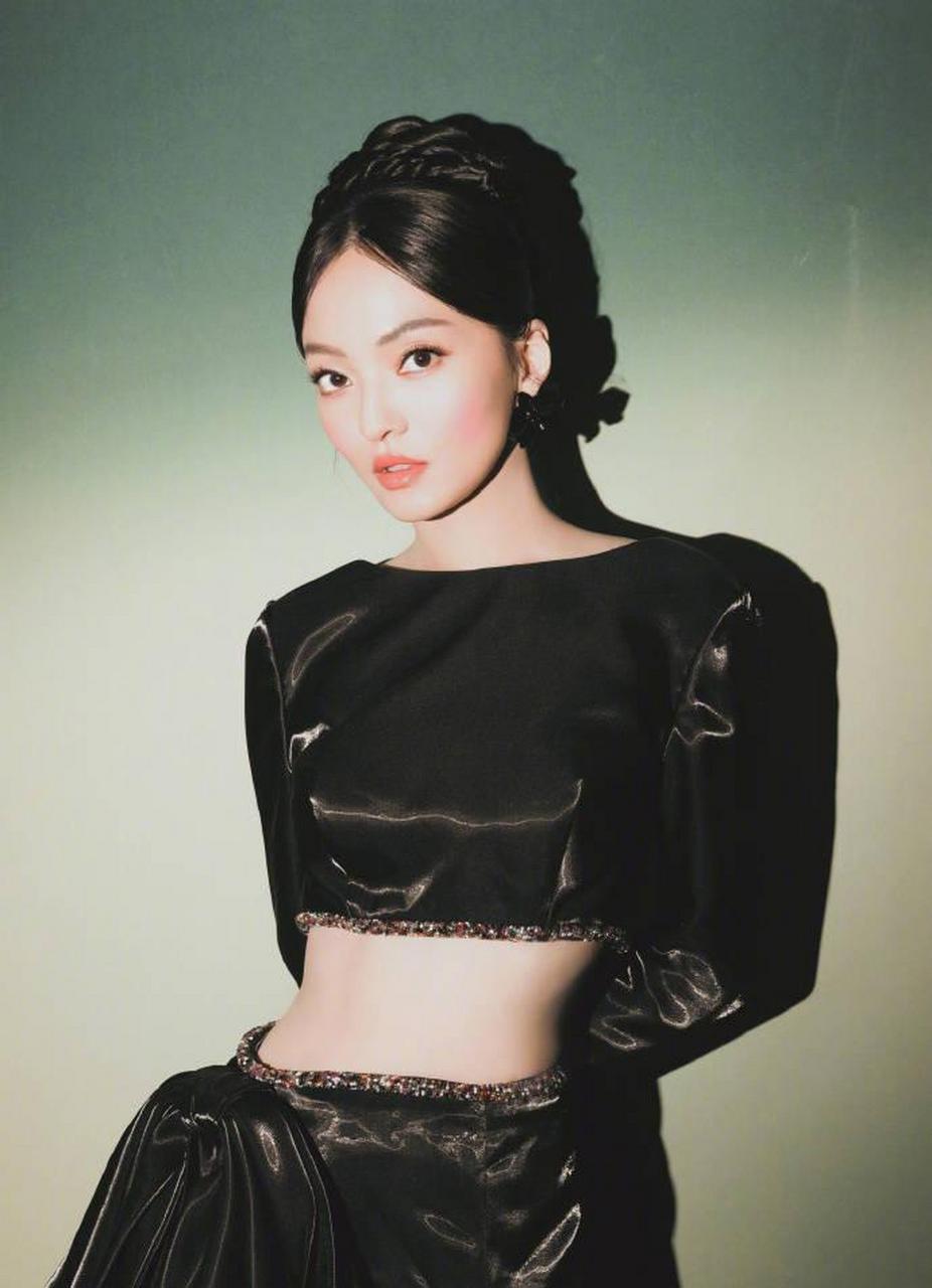 张韶涵挑战暗黑公主风造型 穿高叉裙美腿若隐若现