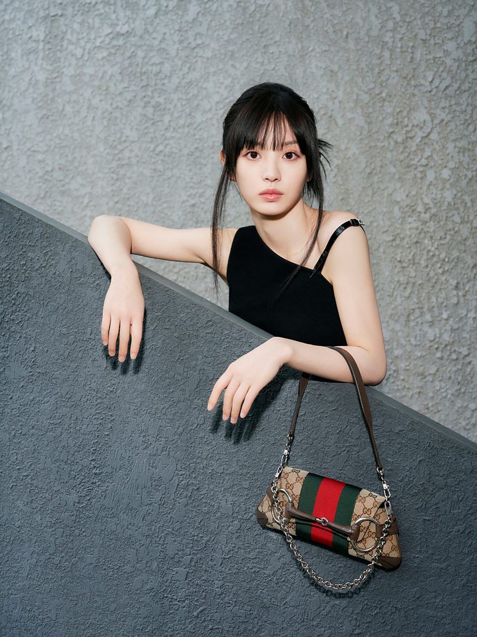 演员田曦薇出镜演绎古驰马衔扣手袋(gucci horsebit )全新形象大片