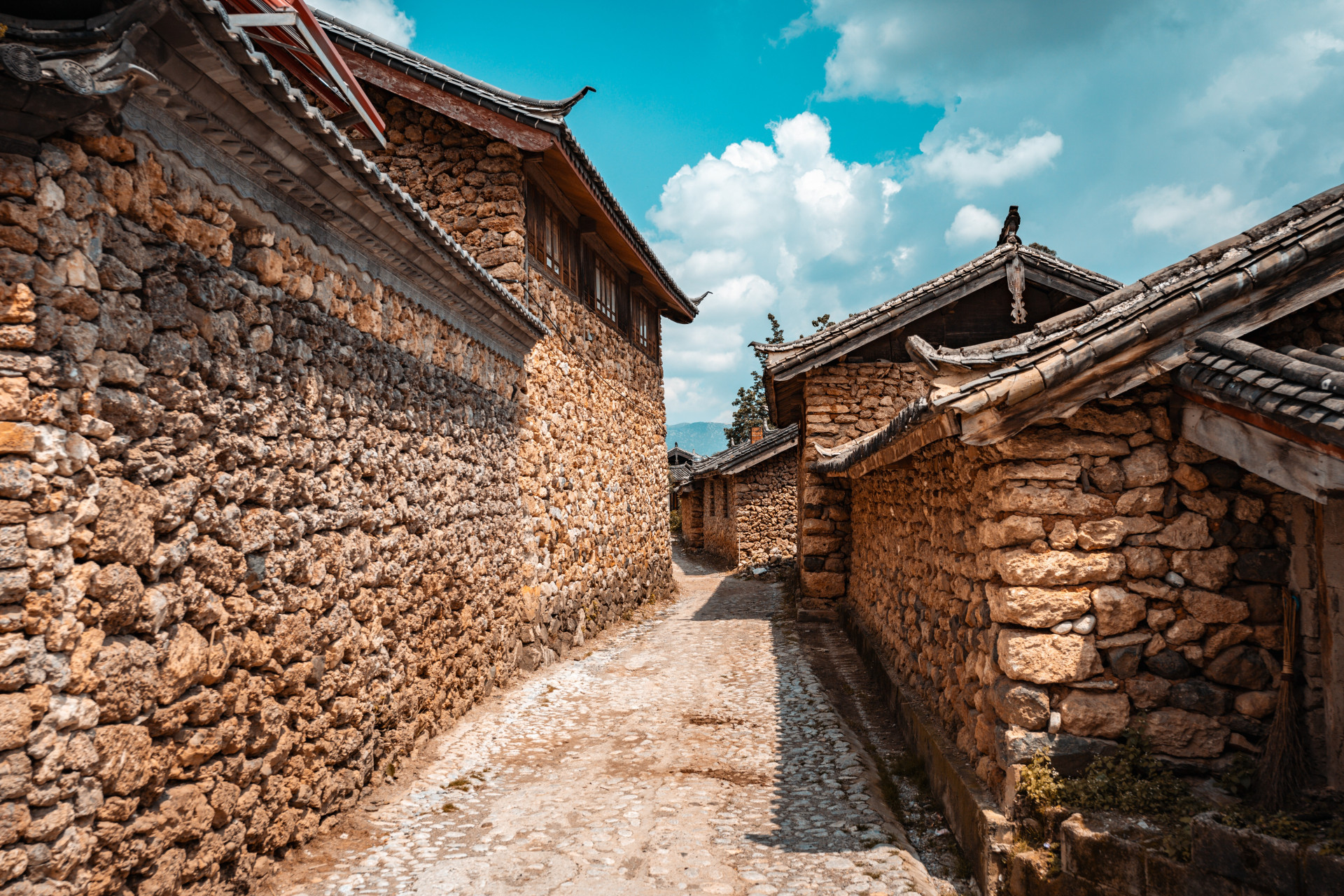 玉湖村属于丽江白沙镇,与白沙镇距离只有4,5公里.