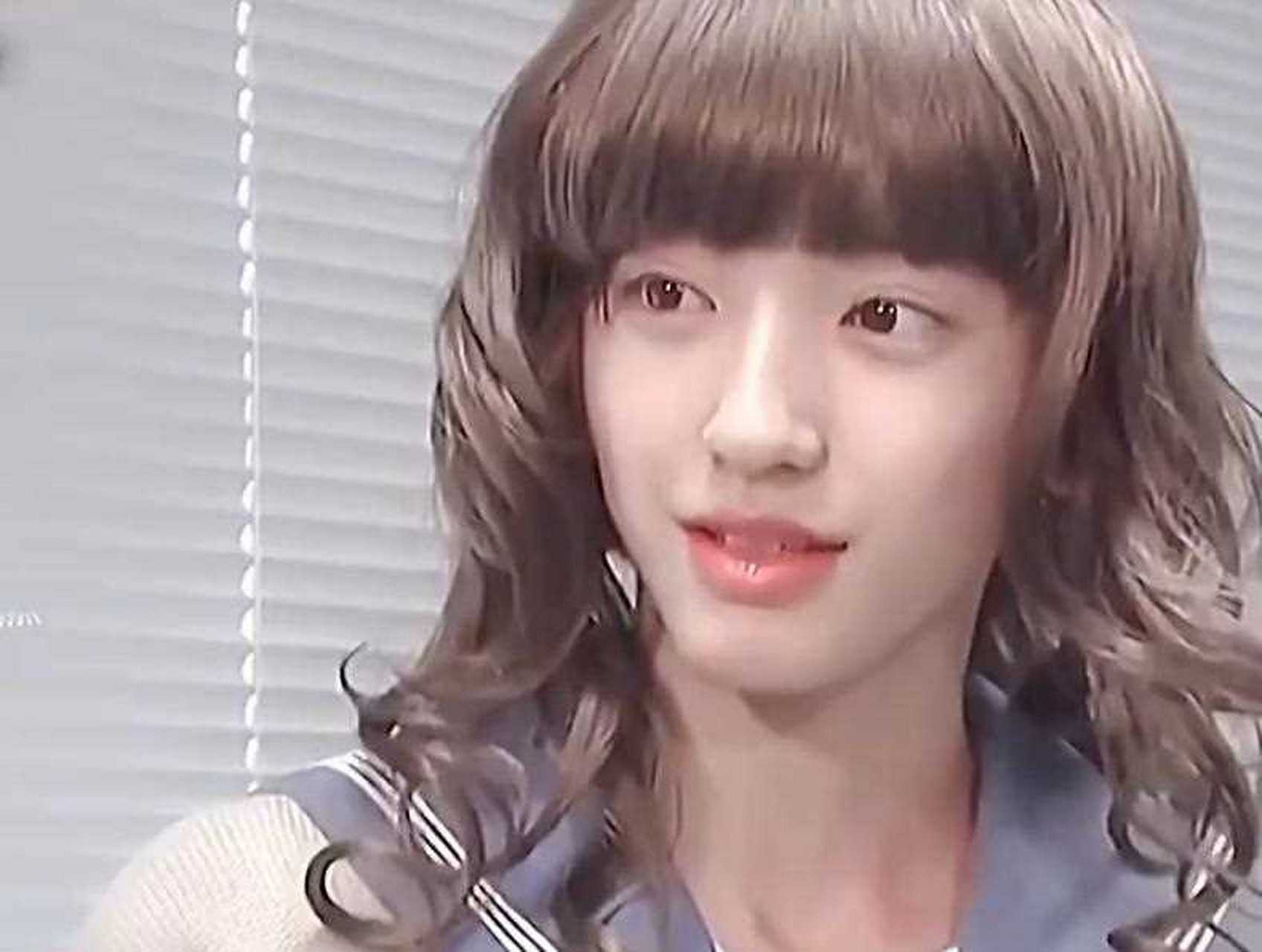 最近出演热播日剧《消失的初恋》的道枝骏佑又穿女装了