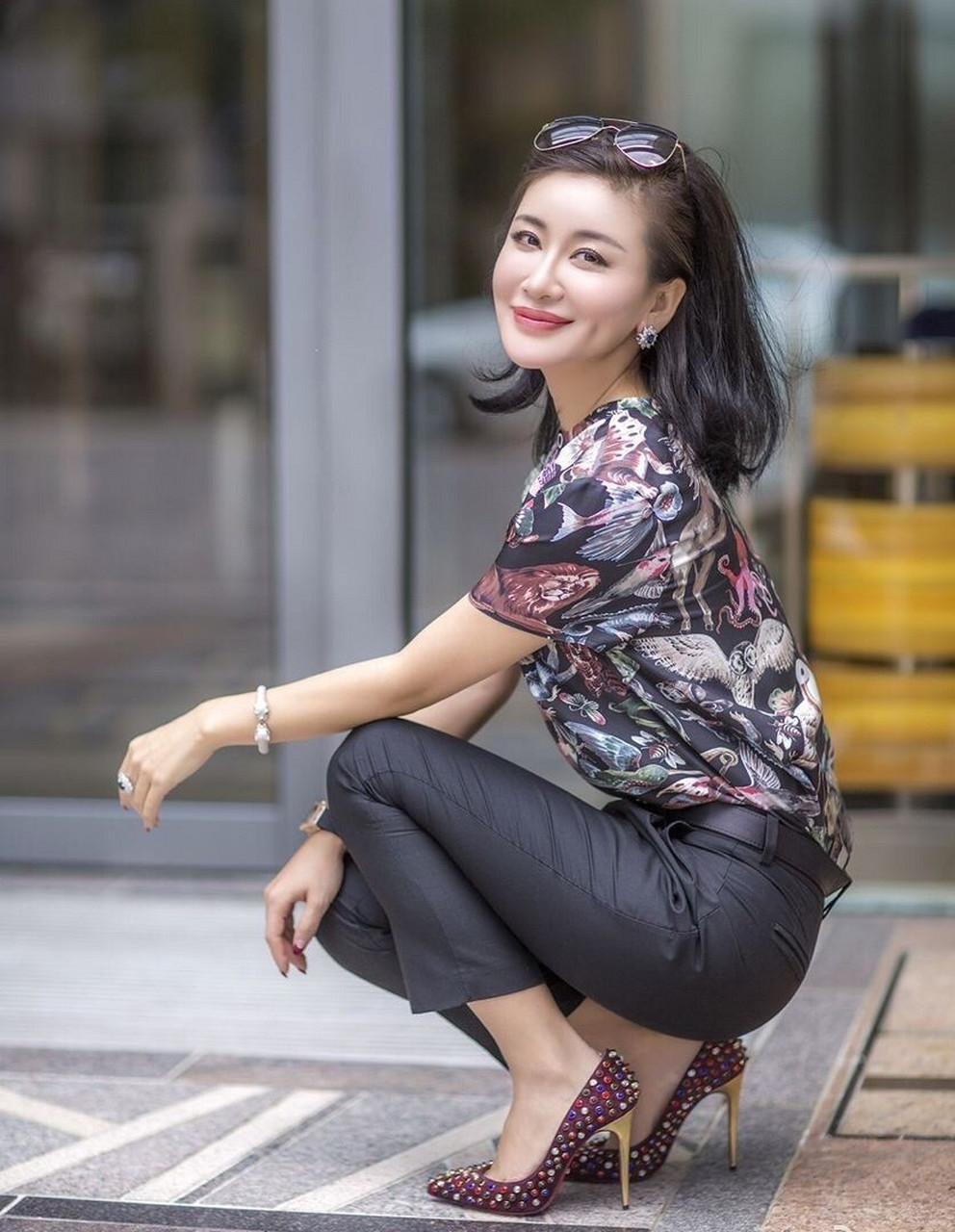 宋美遐   中盟世纪传媒女老板    发布知性高跟美足照片[鲜花]