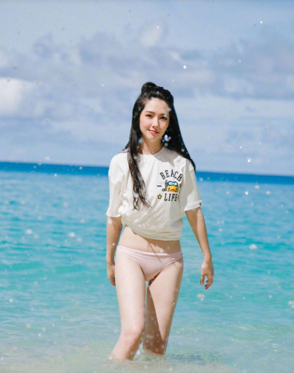 吴宣仪私服,荧光绿格子外套,破洞短裤,加上绑带袜,只有美女才能hold住