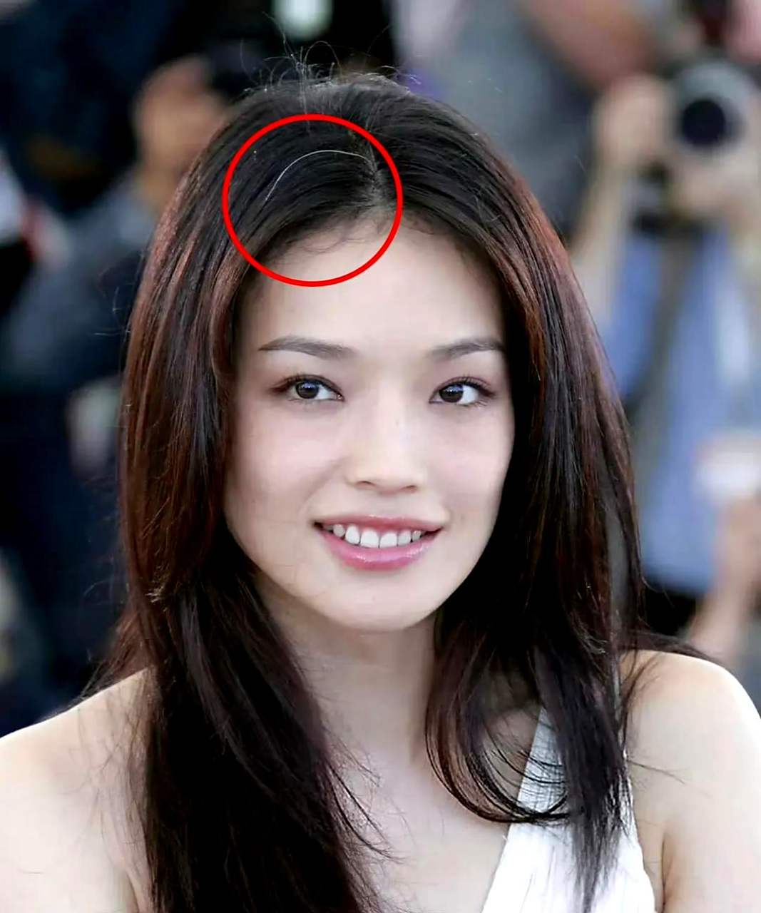 舒淇是一位真实的女星,即使有鱼尾纹,雀斑和白发,她从未掩盖,毫不掩饰