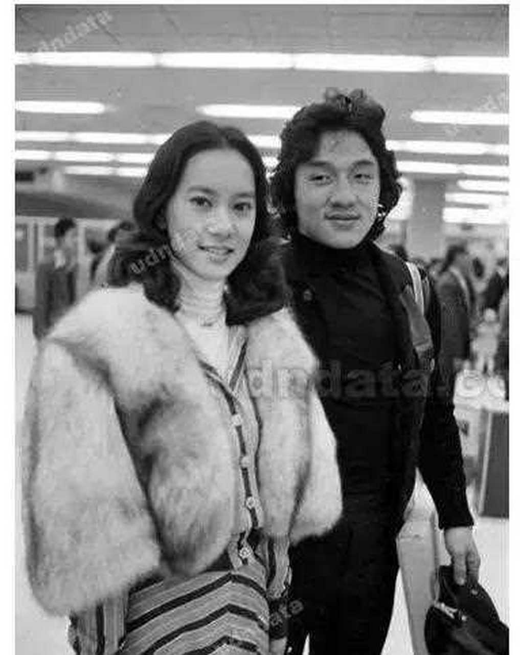 这真的是成龙吗?站在苗可秀身旁,怎么有一种猥琐的感觉.