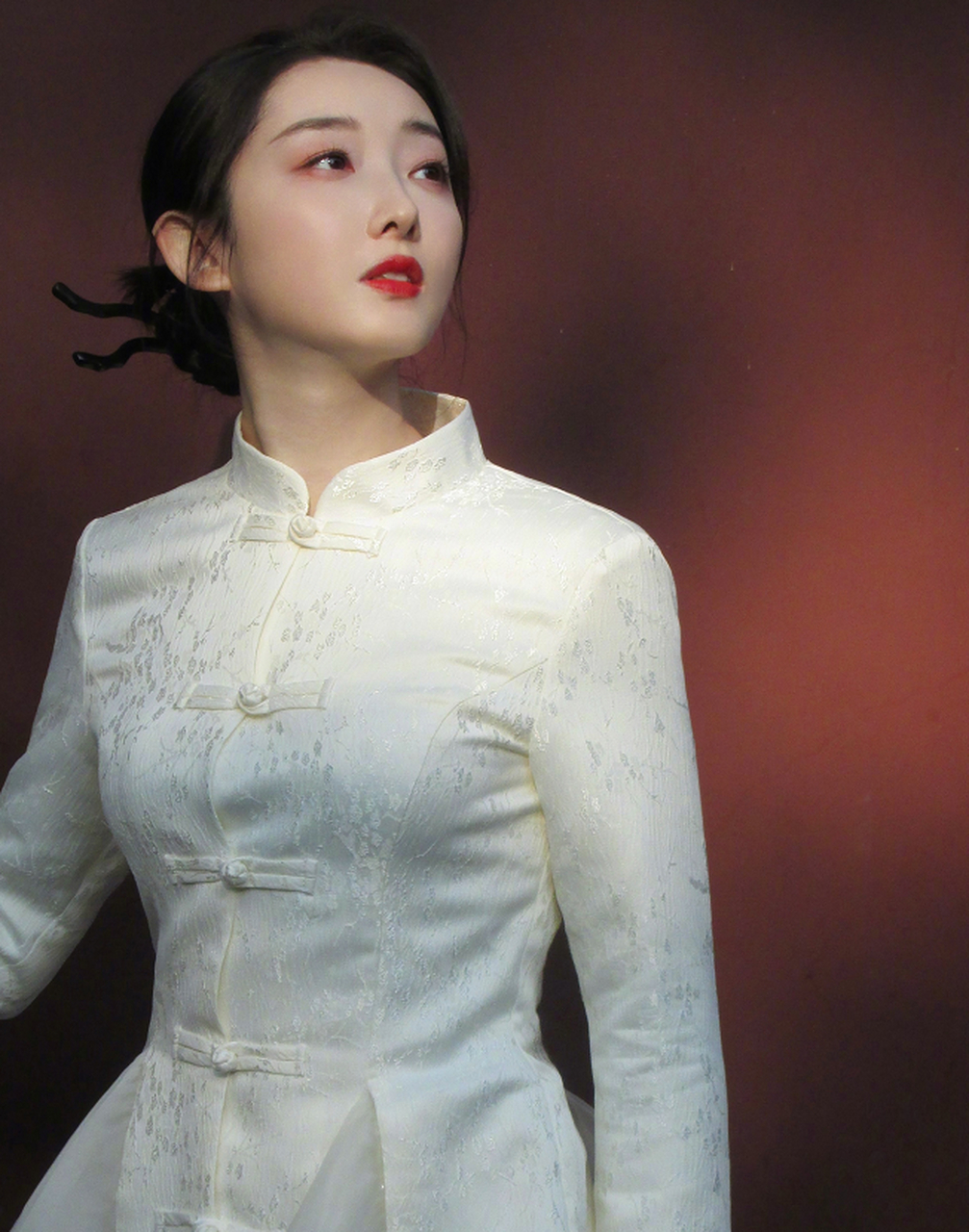 蒋梦婕的新中式穿搭,现在好多女明星都喜欢这么穿 .