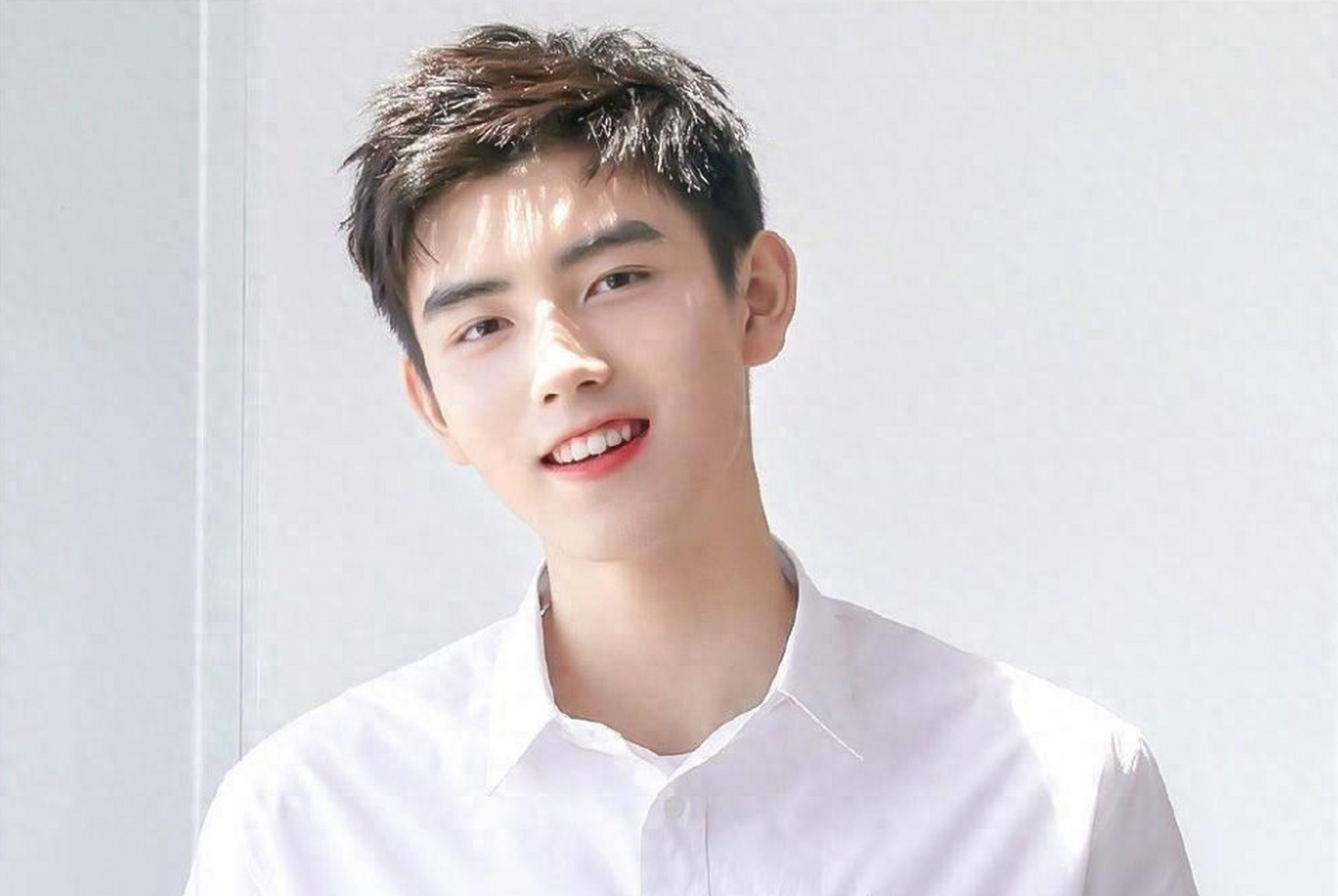 陈凯歌的长子陈飞宇以伴郎身份参加婚礼,近照曝光后引发网友热议,颜值