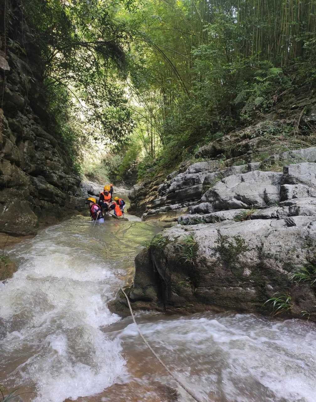 日戏水推荐:金刀峡溯溪.